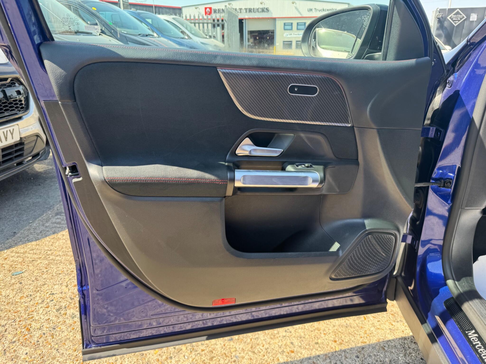 Mercedes-Benz GLB view 35