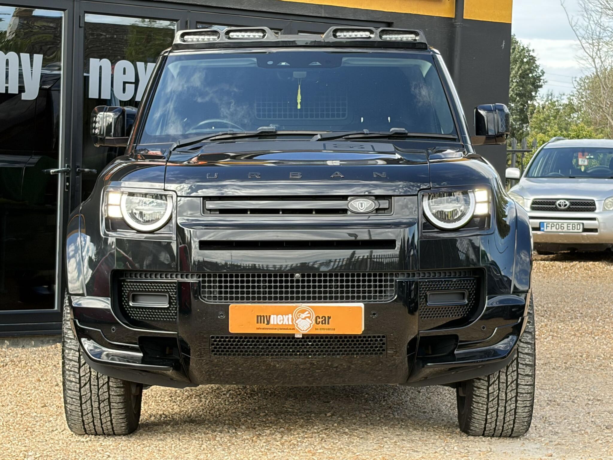 Land Rover Defender 90 view 3