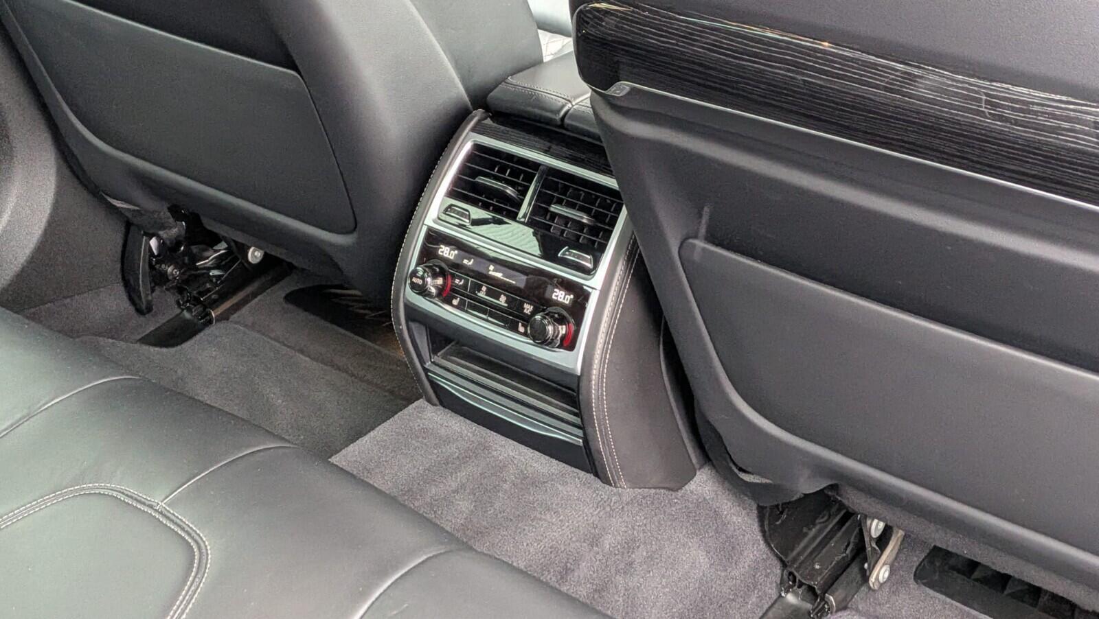 BMW 7 Series view 33