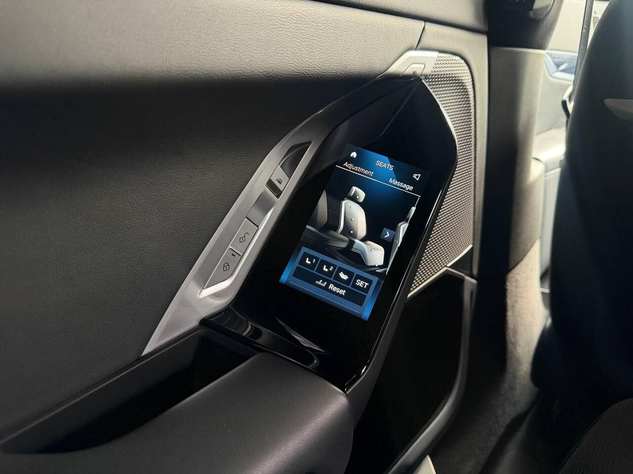 BMW 7 Series view 33