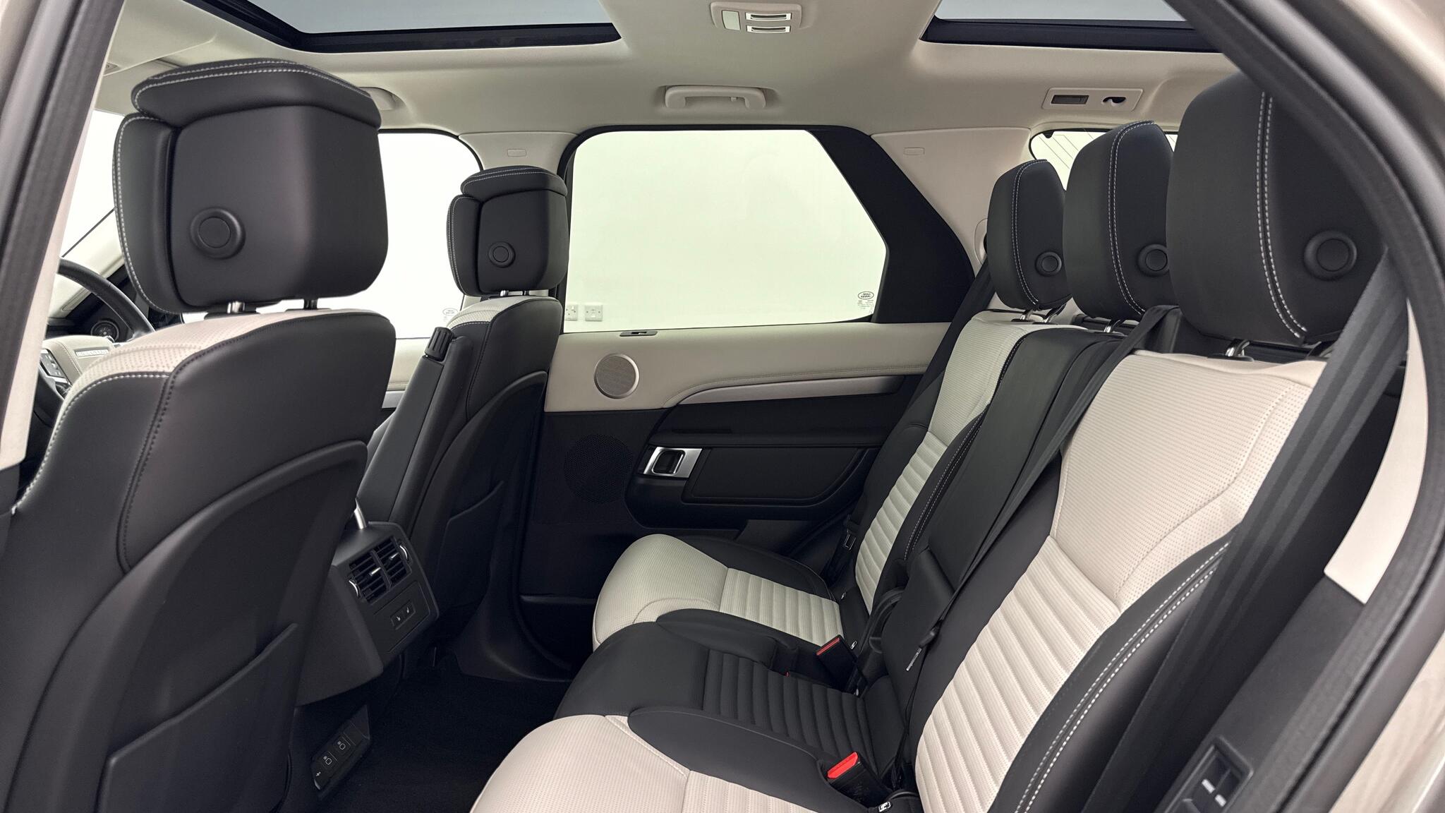 Land Rover Discovery view 4