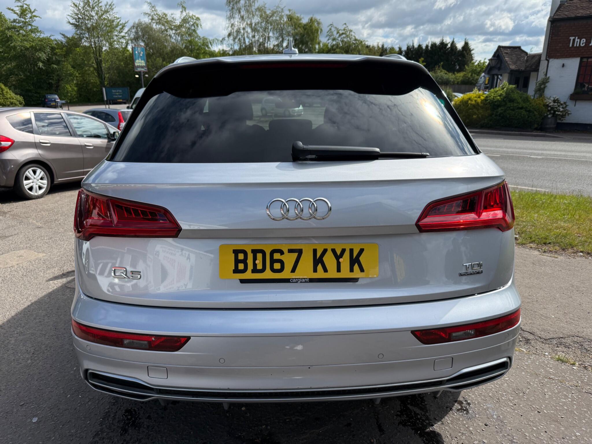Audi Q5 view 11