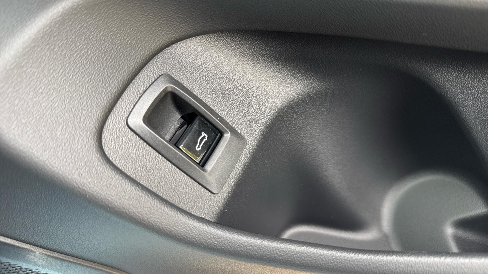 BMW 5 Series view 32