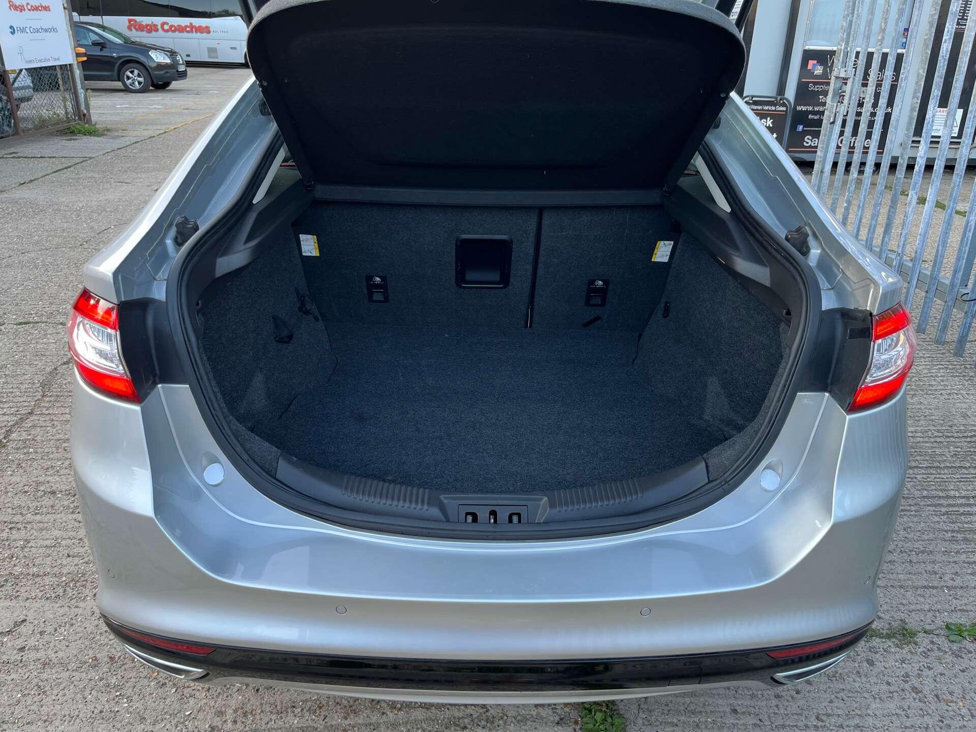Ford Mondeo view 12