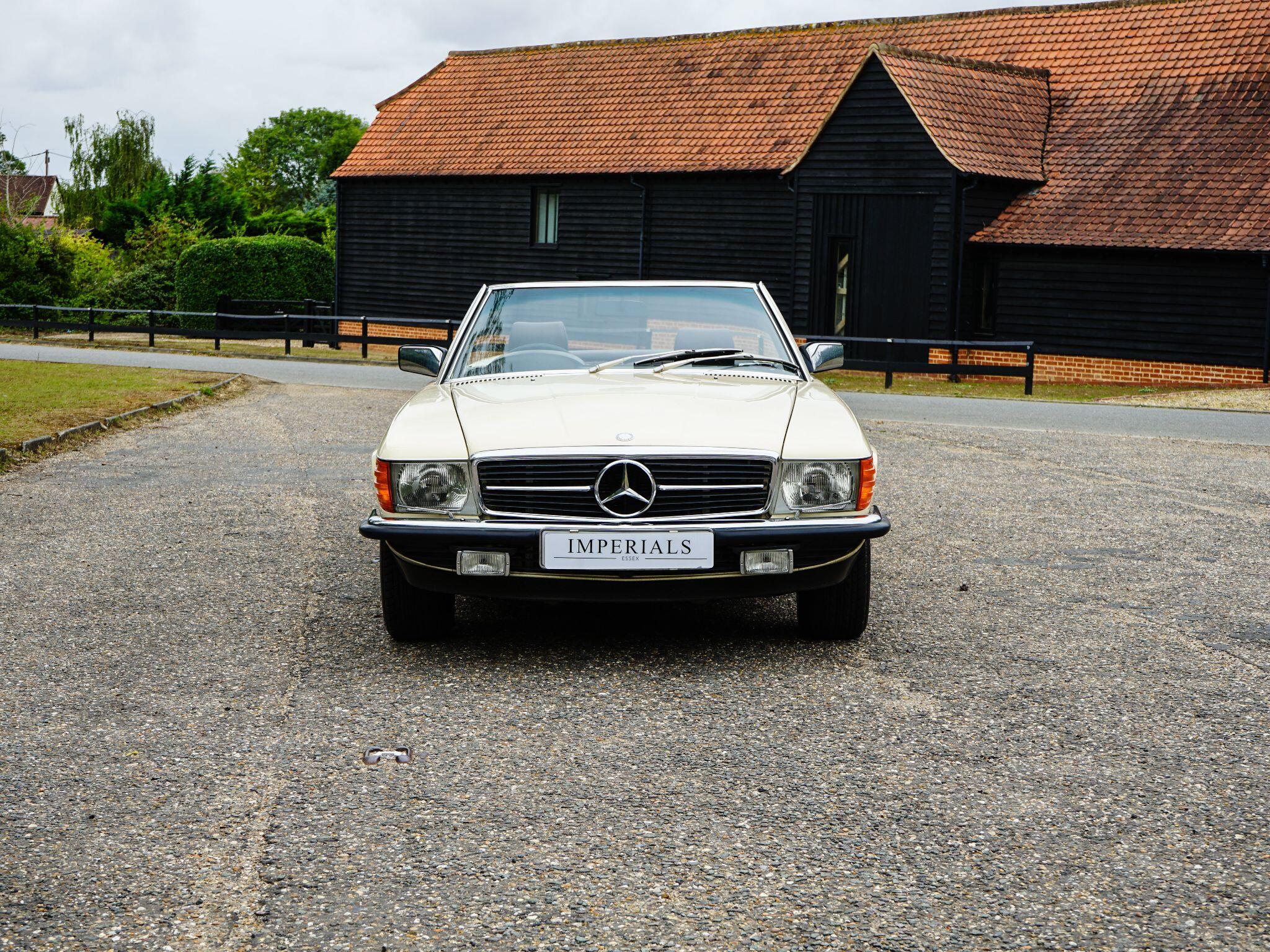Mercedes-Benz 500 SL view 10
