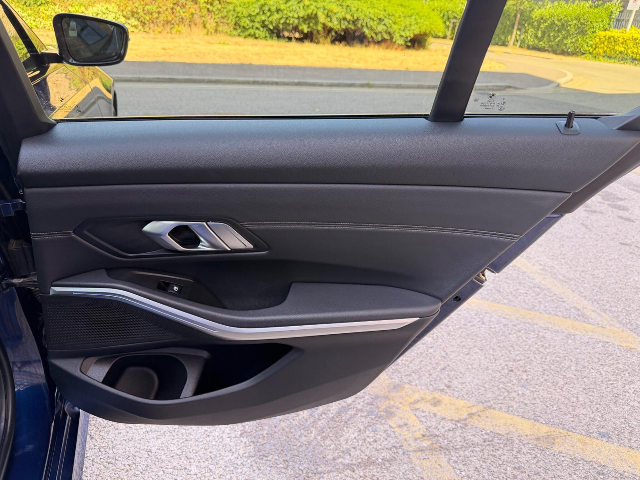 BMW 3 Series view 32