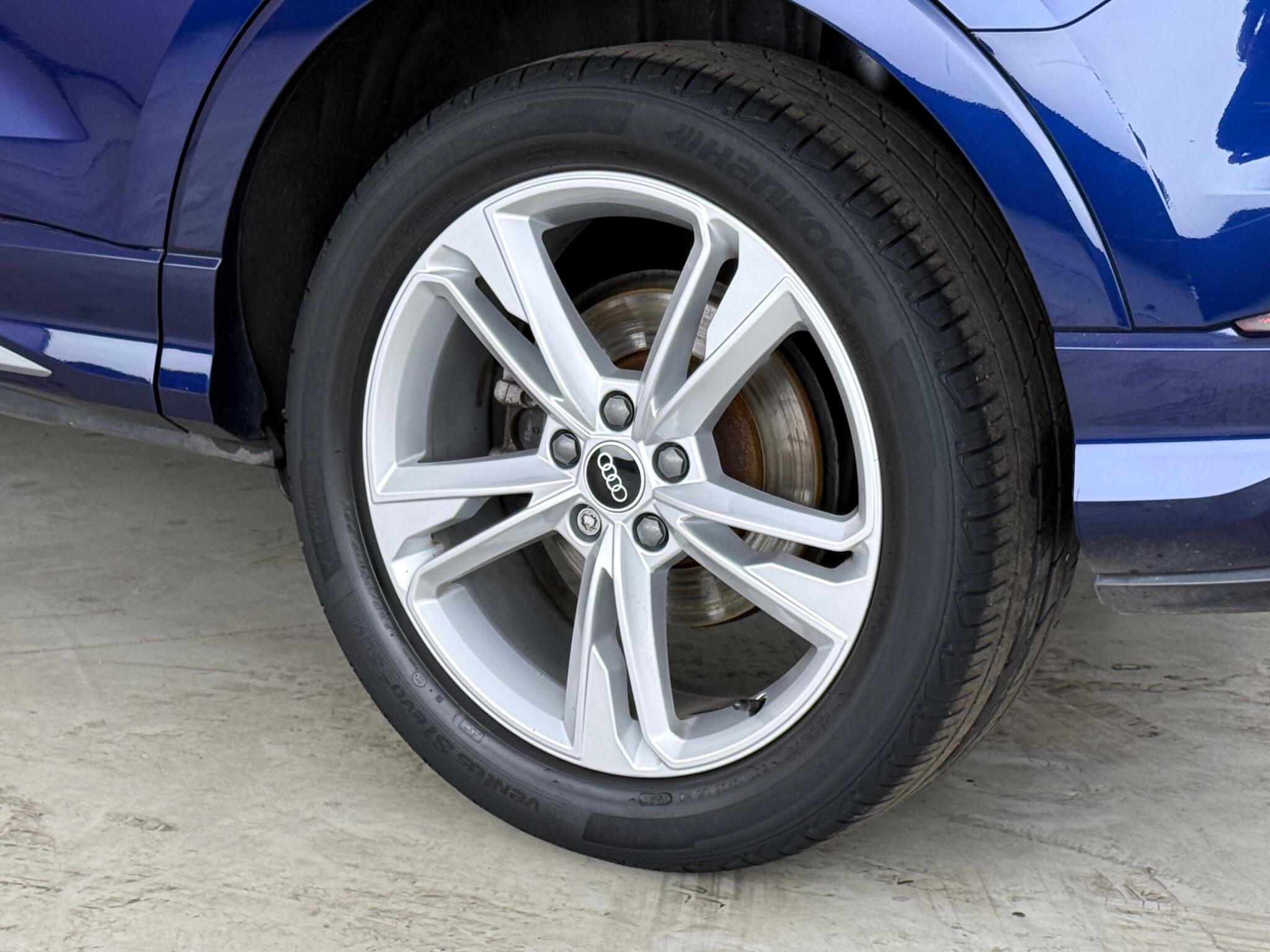 Audi Q3 view 9