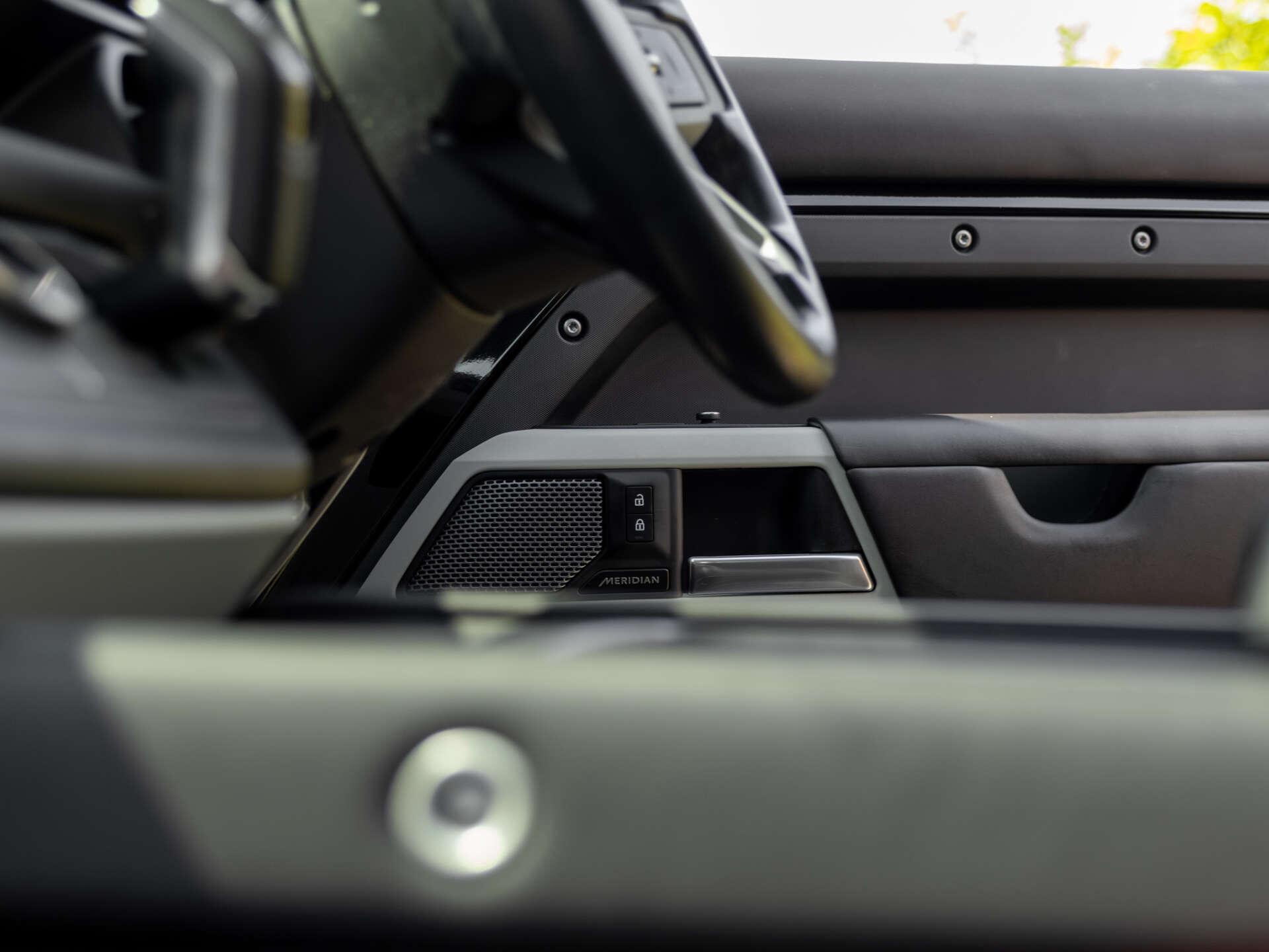 Land Rover Defender view 4