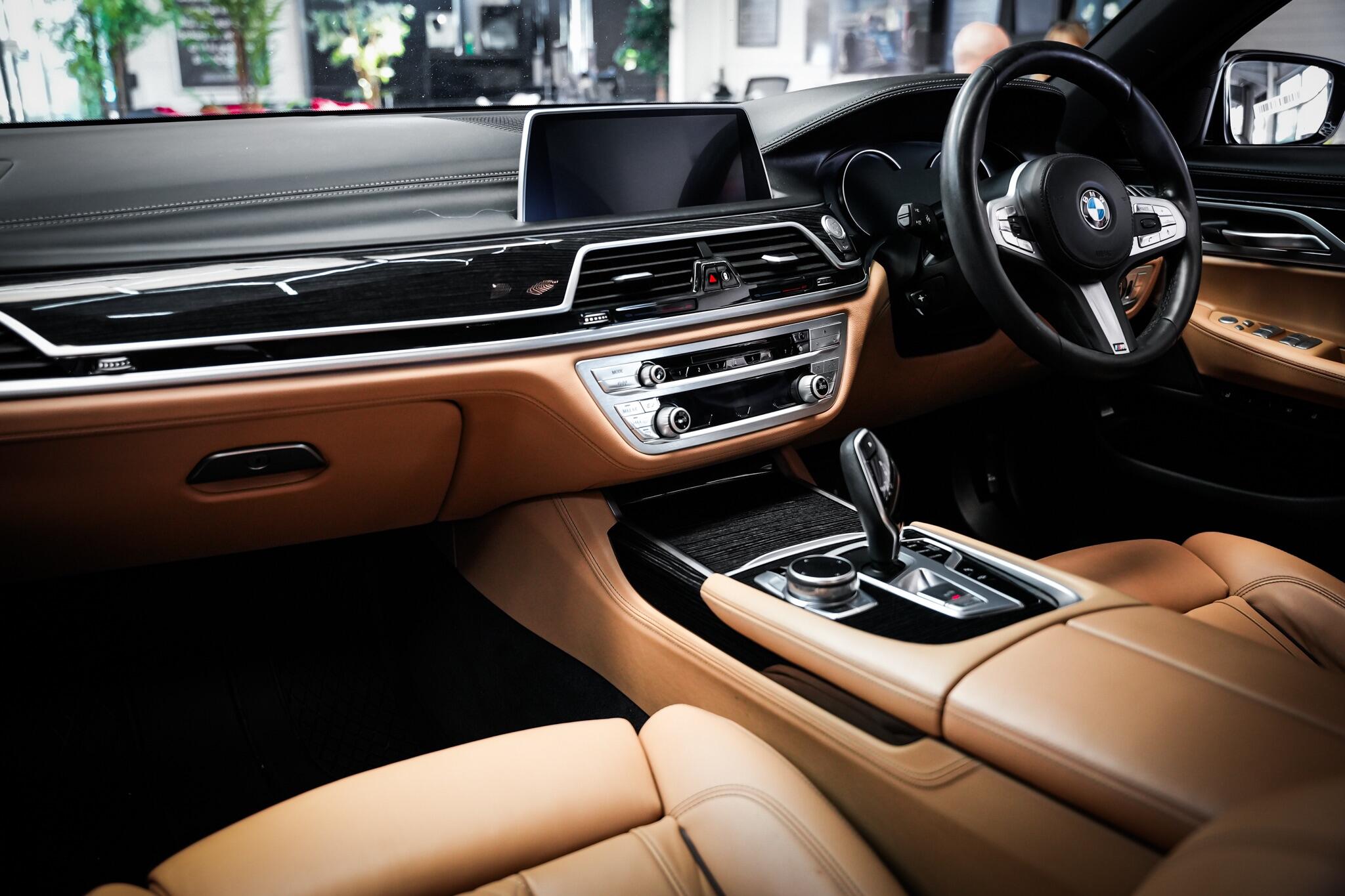 BMW 7 Series view 22