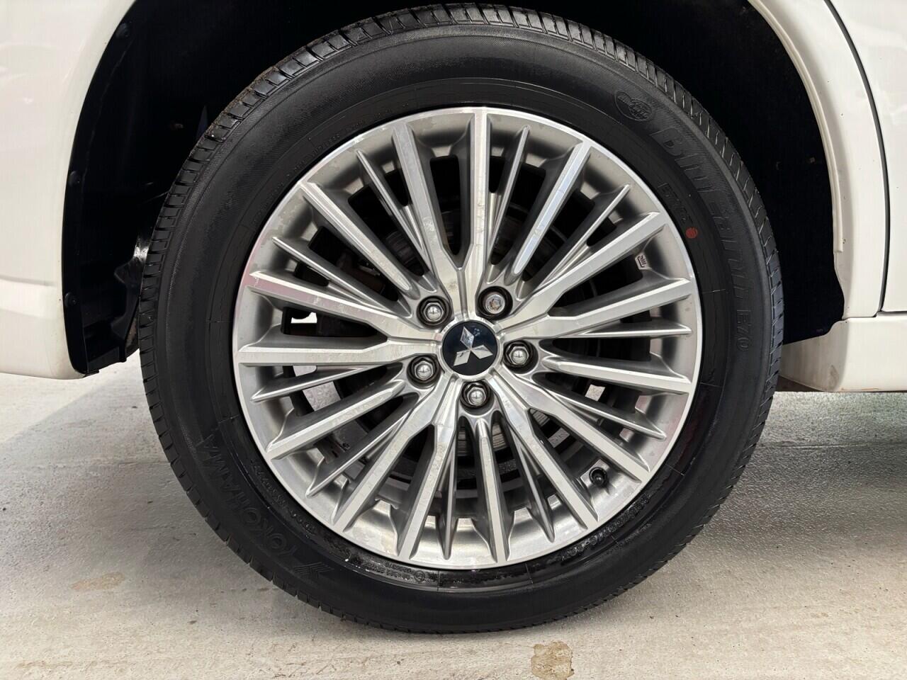 Mitsubishi Outlander view 9