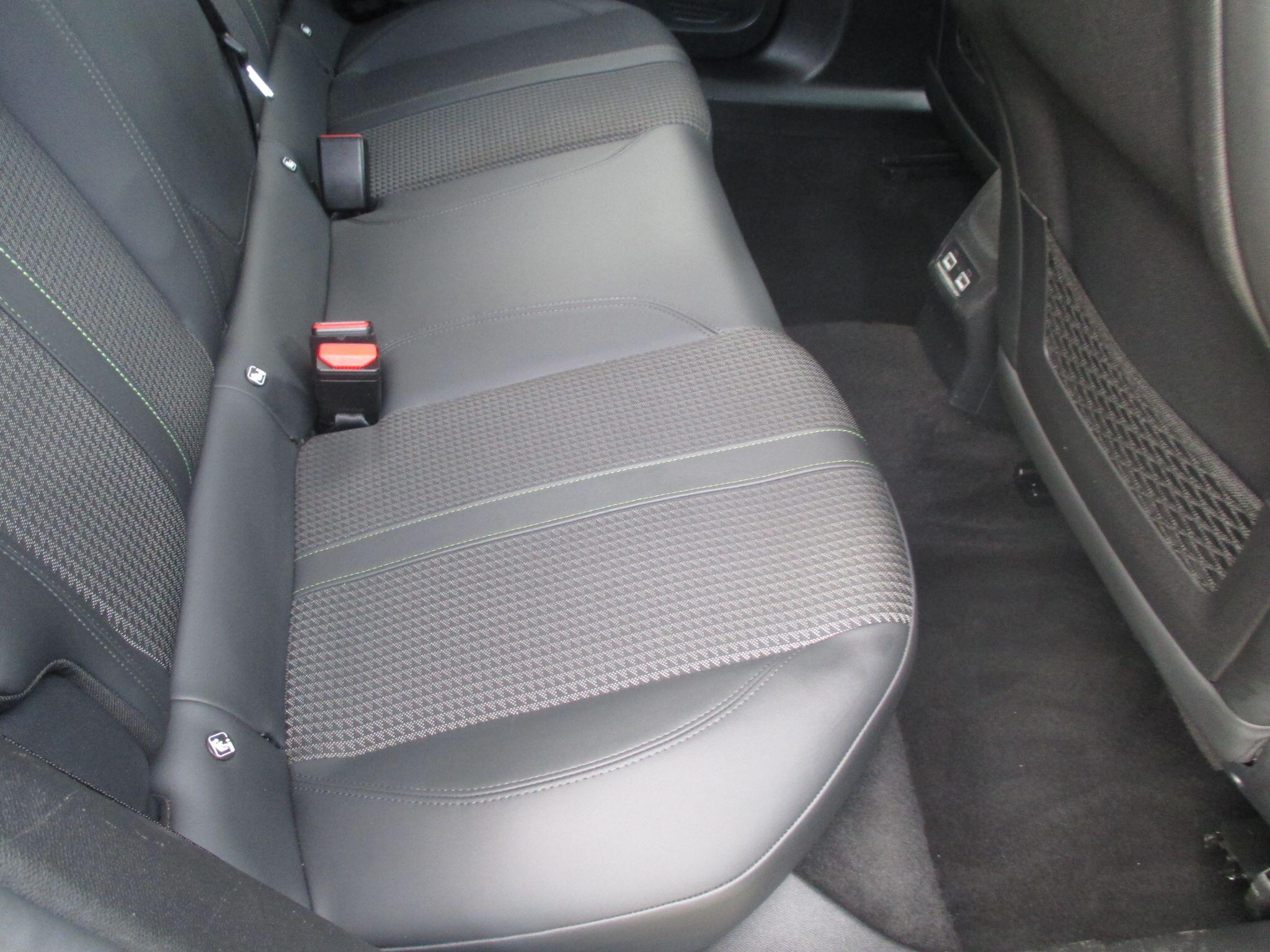 Peugeot E-2008 view 31