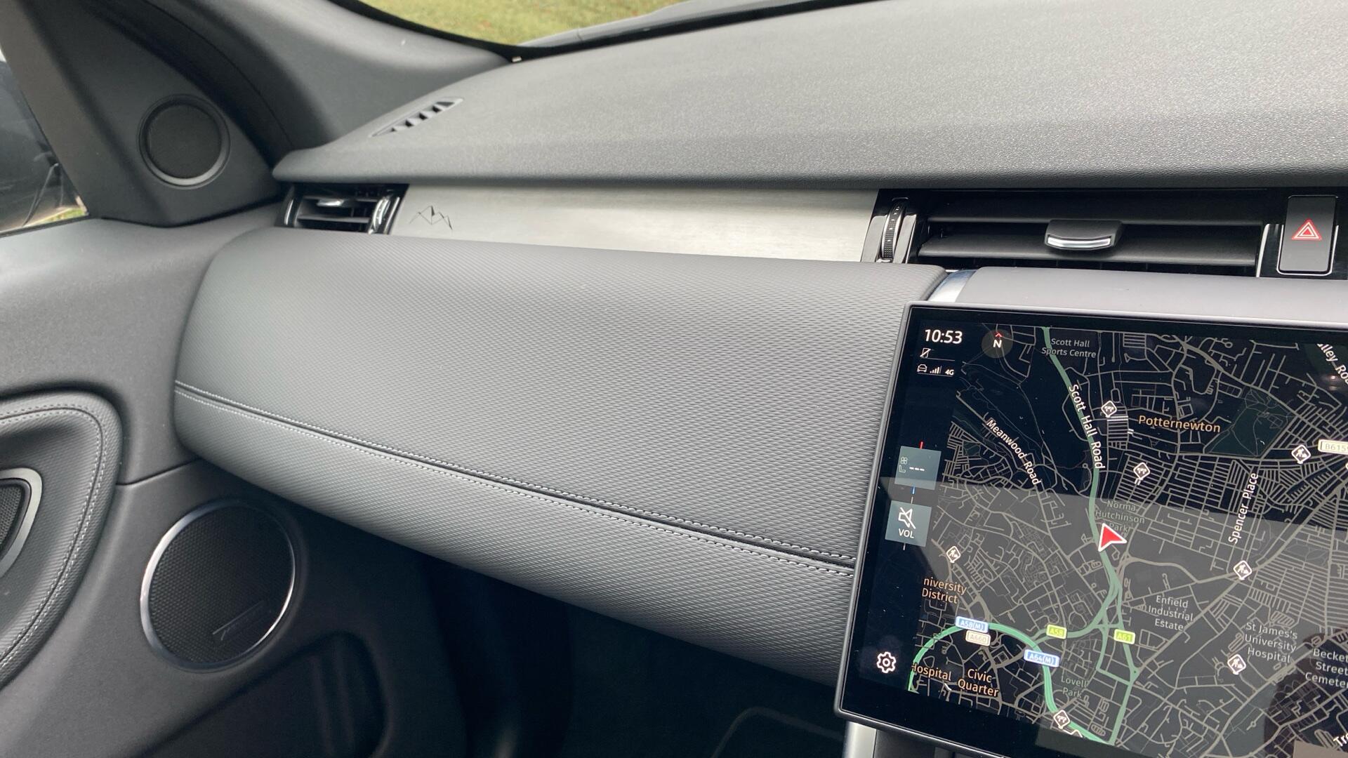 Land Rover Discovery Sport view 32