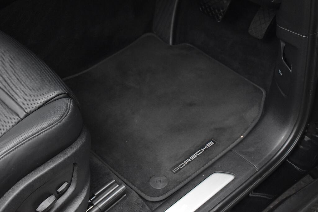 Porsche Cayenne view 36