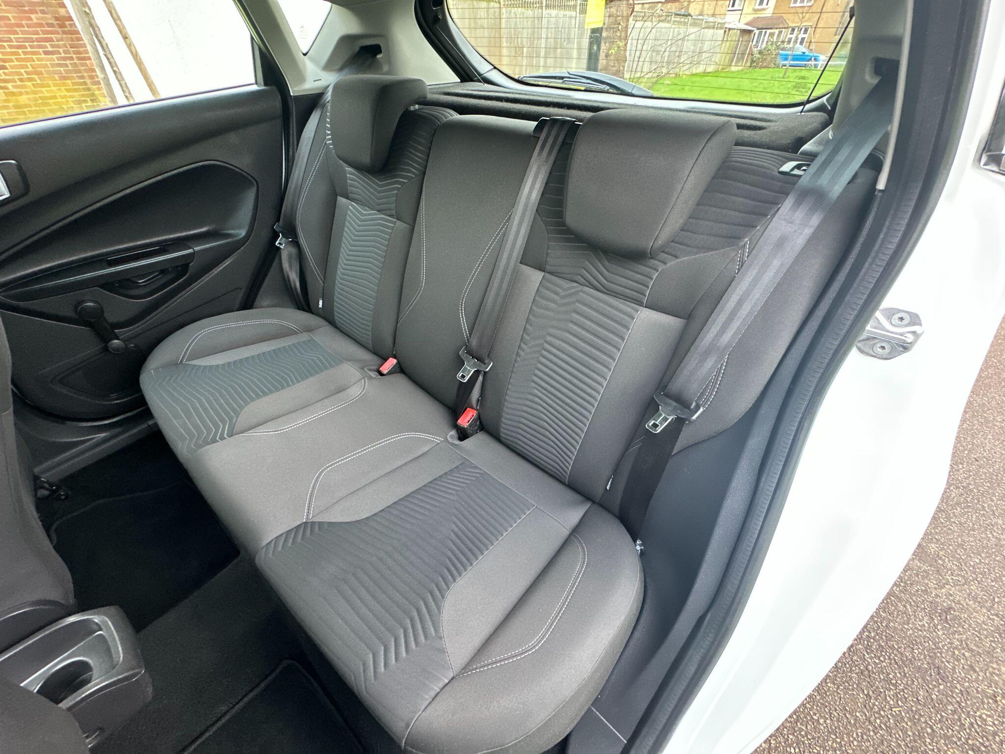 2015 Ford Fiesta image 20