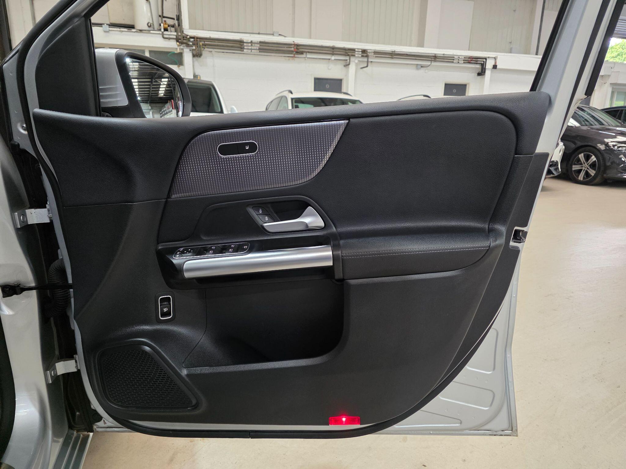 Mercedes-Benz B Class view 12