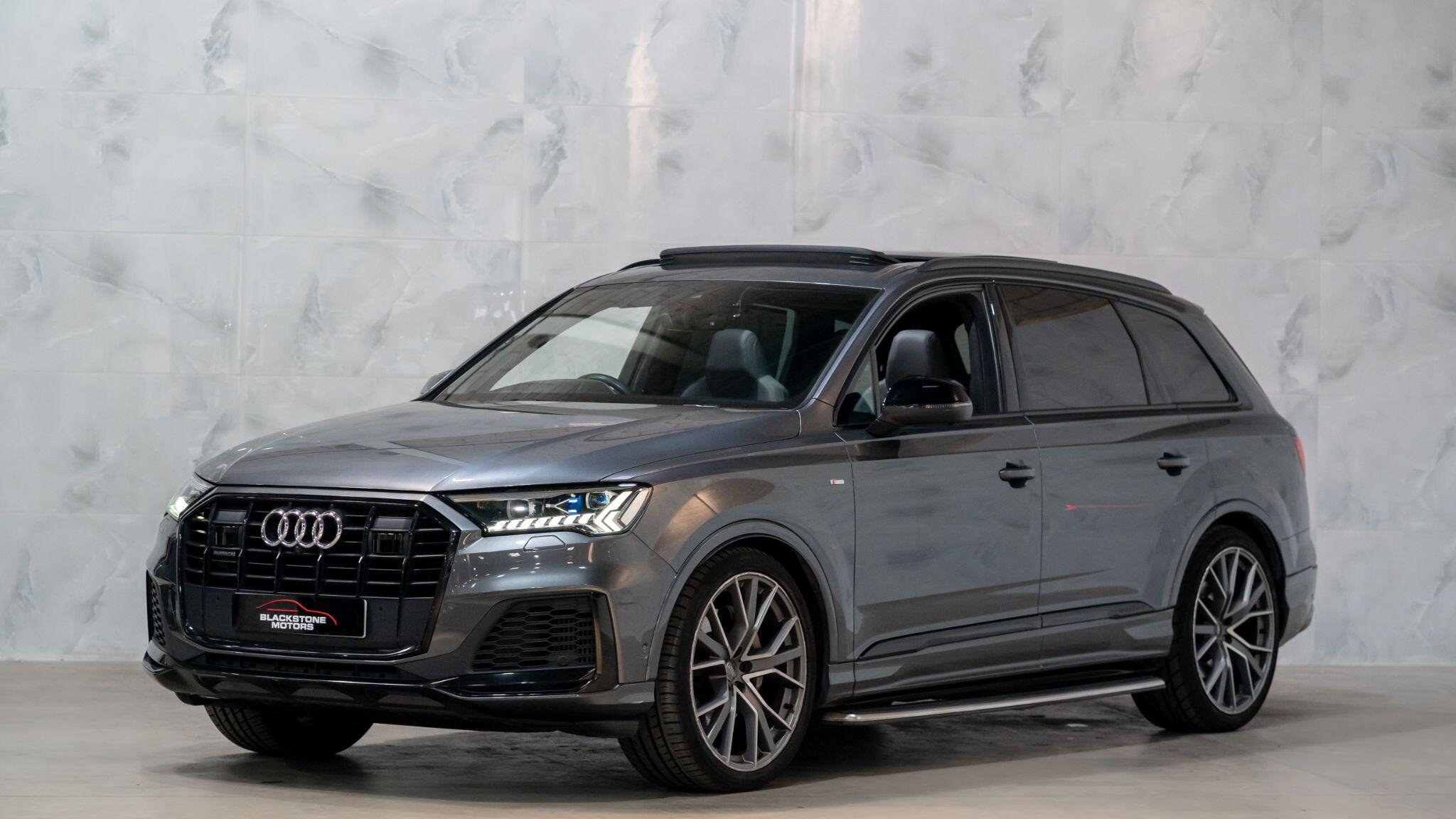 Audi Q7 view 5