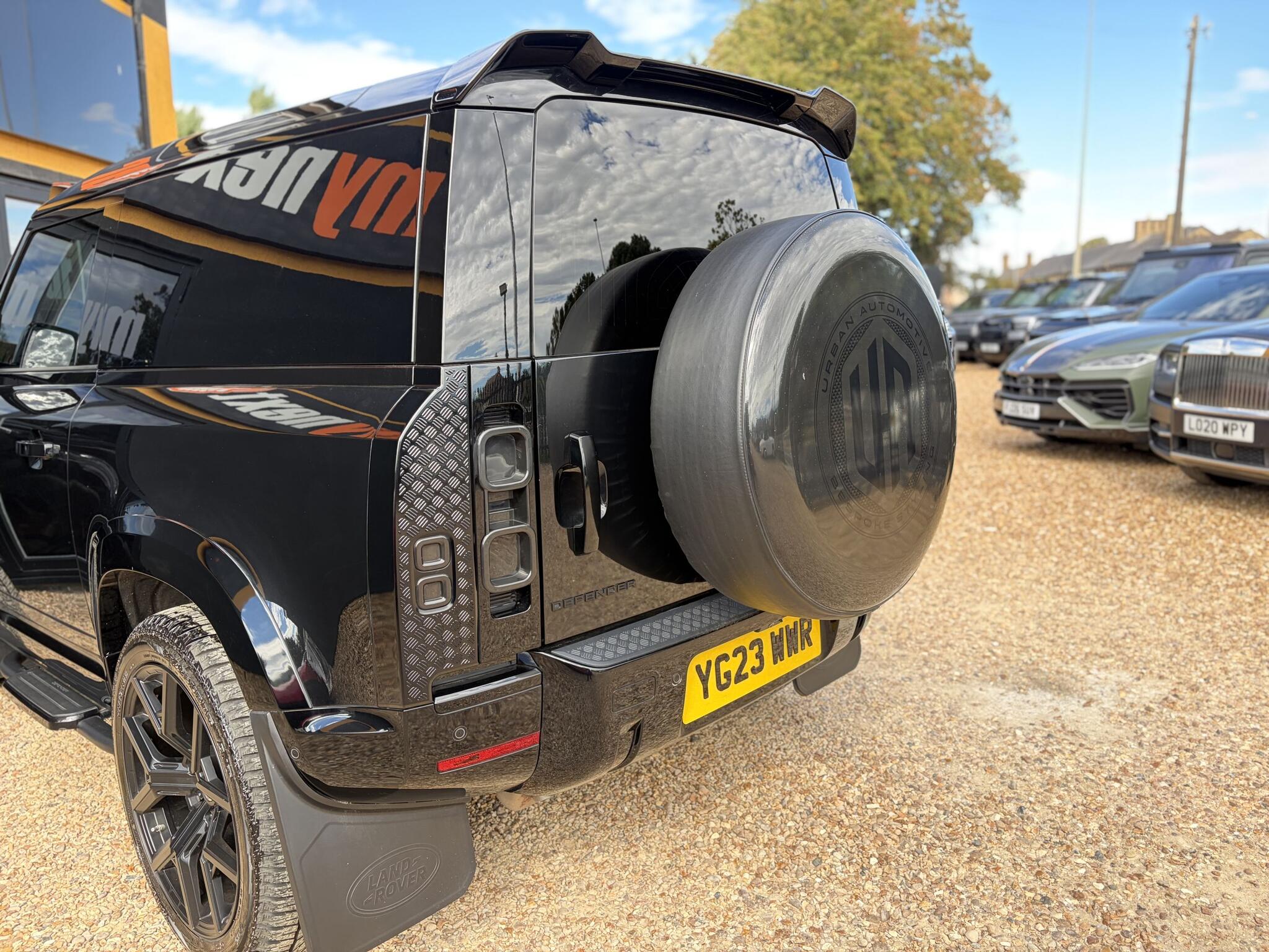 Land Rover Defender 90 view 9