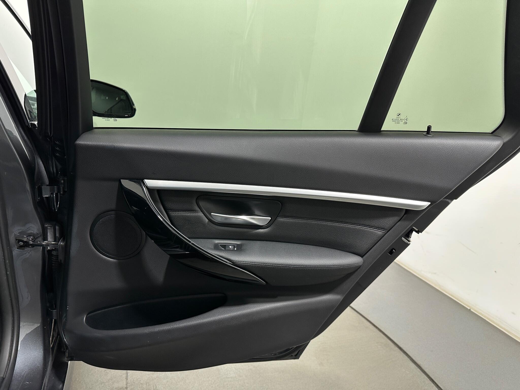 BMW 3 Series view 44