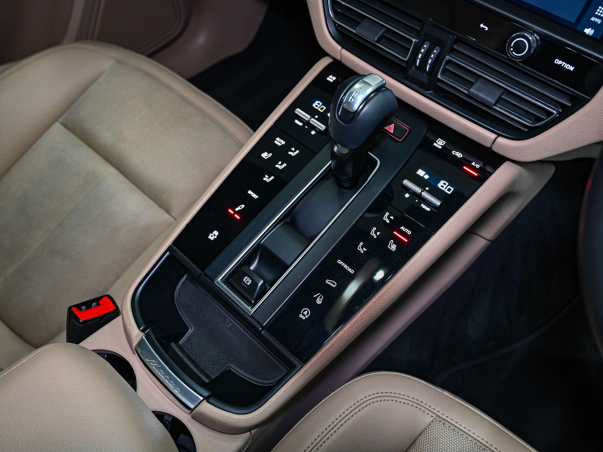 Porsche Macan view 11