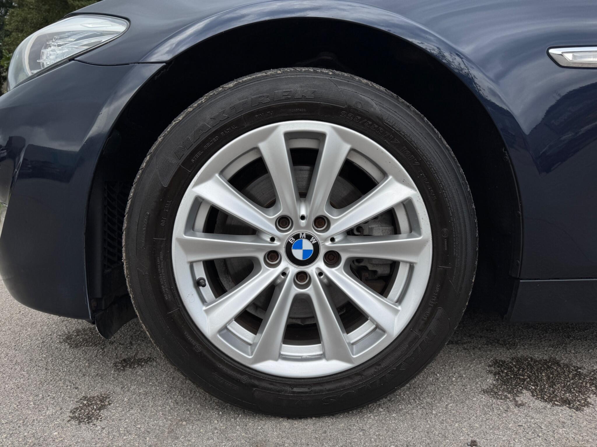 BMW 5 Series view 11