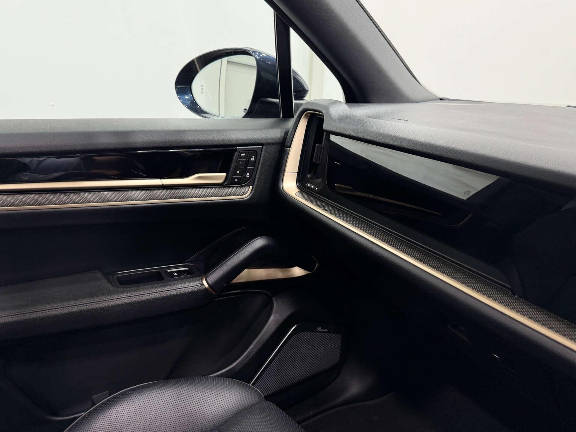 Porsche Cayenne view 36