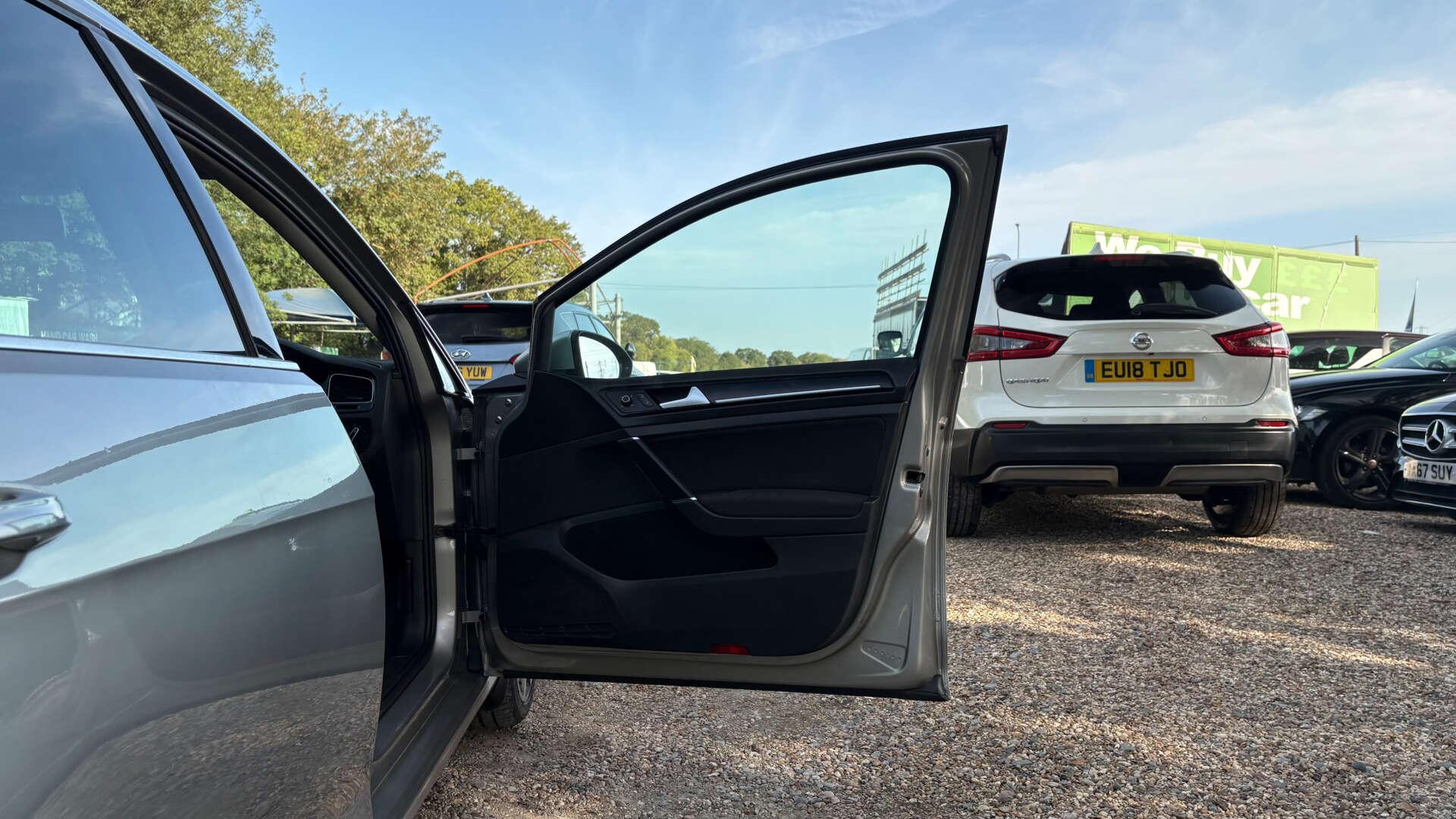 Volkswagen Golf view 42