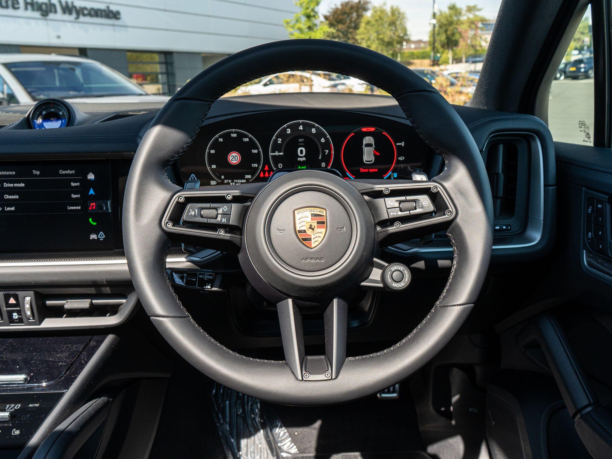 Porsche Cayenne view 31