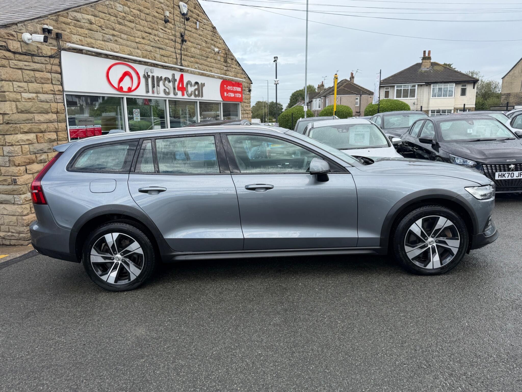 Volvo V60 Cross Country main image