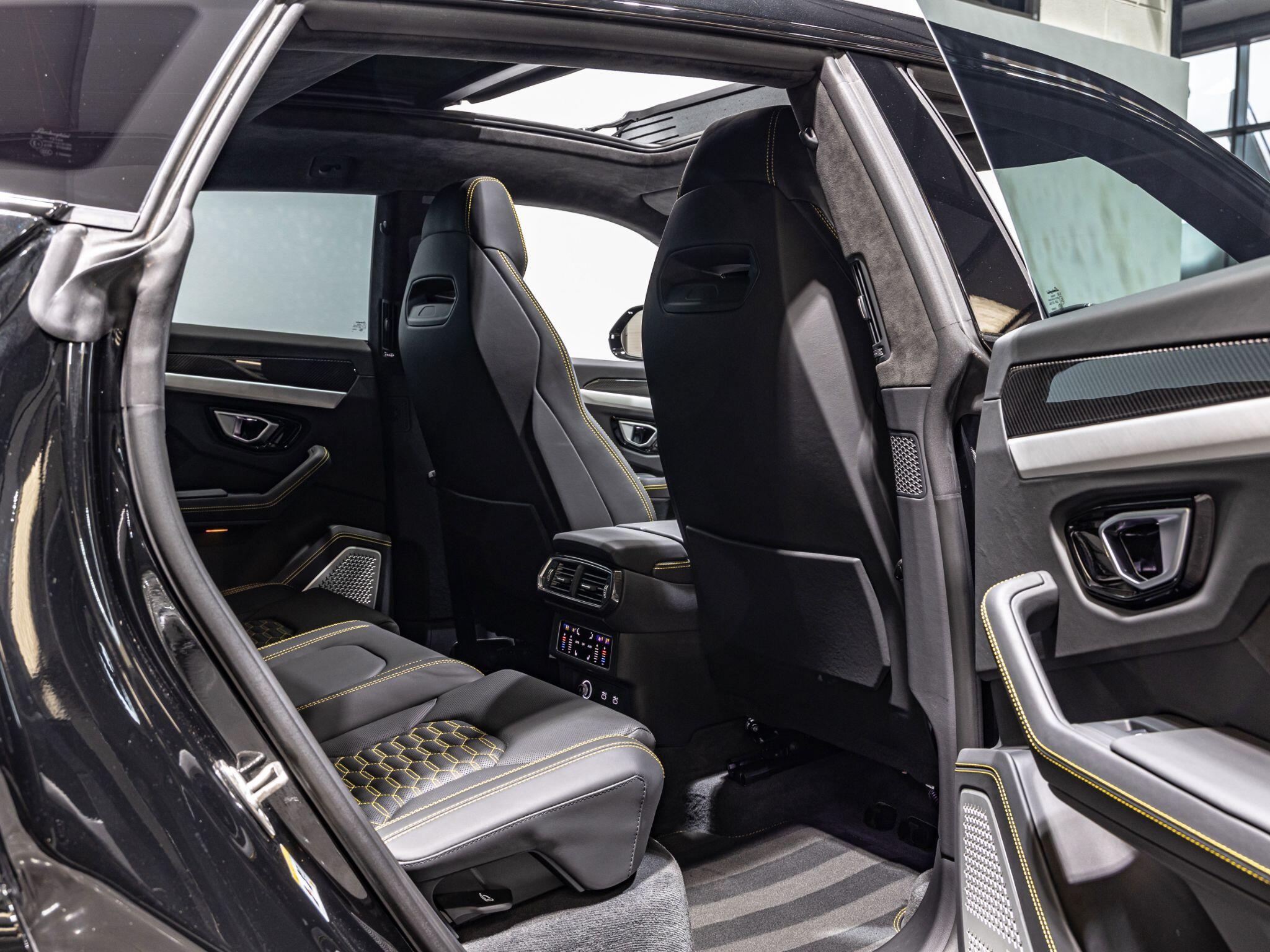Lamborghini Urus view 32