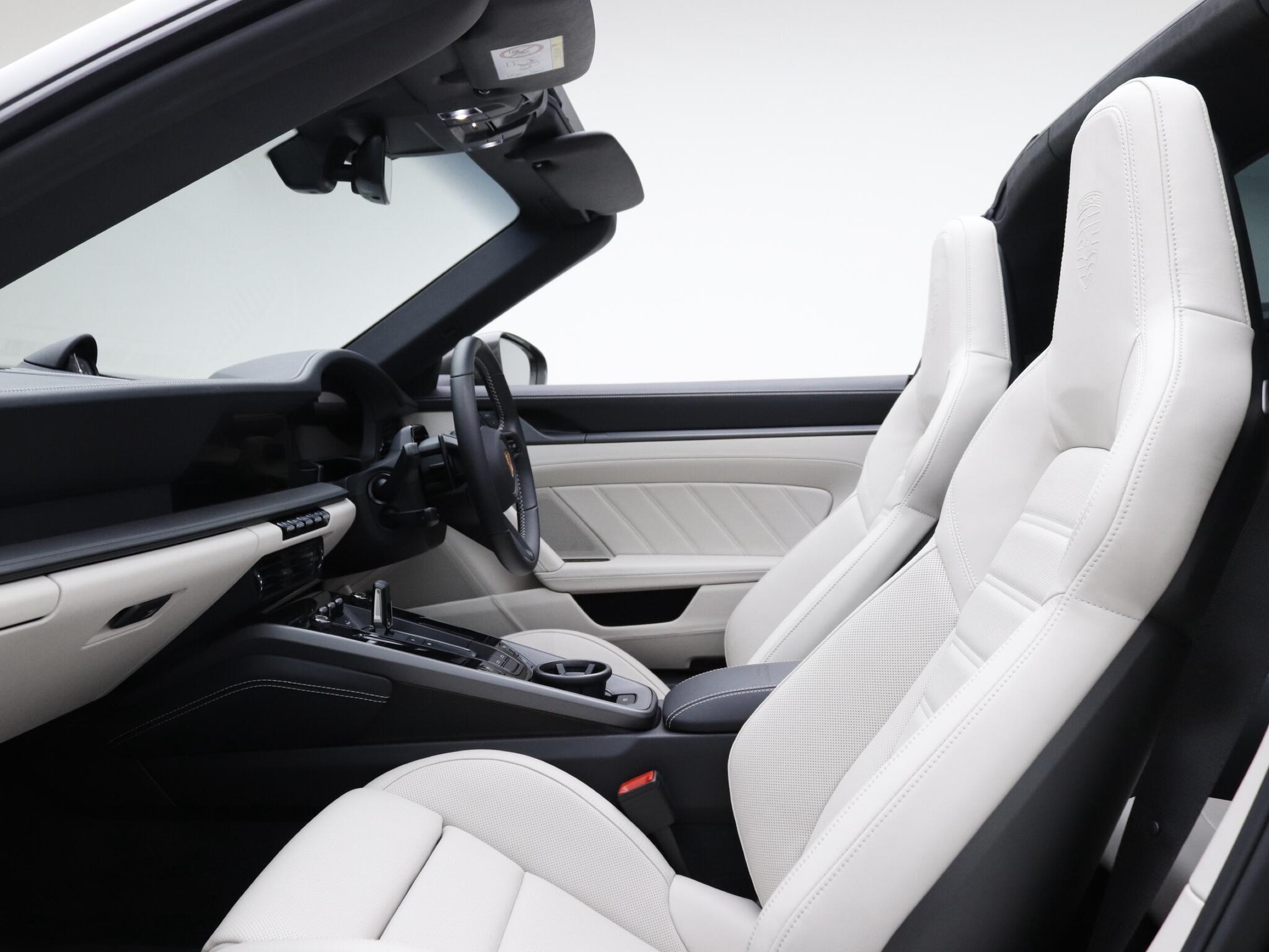 Porsche 911 view 32