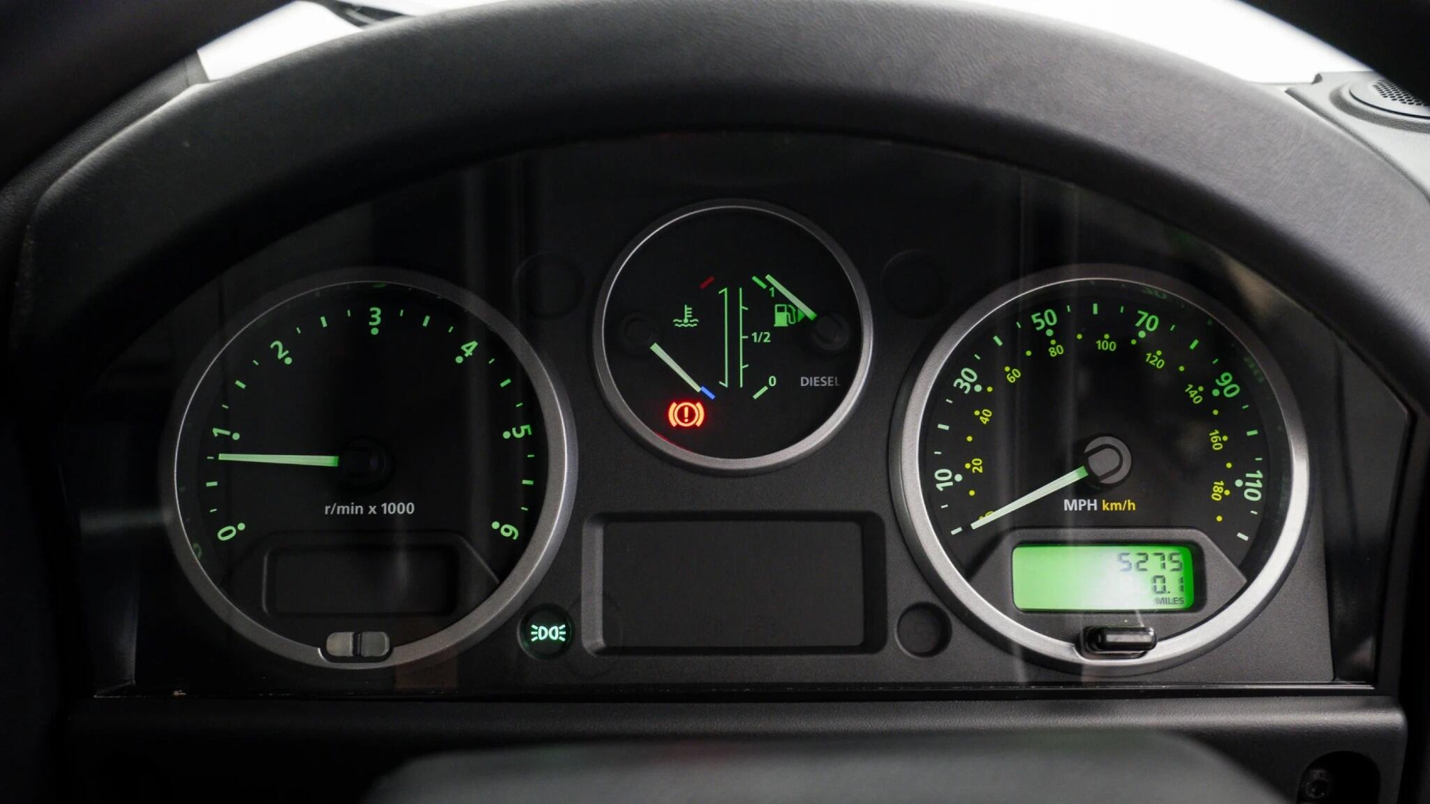 Land Rover Defender 90 view 13