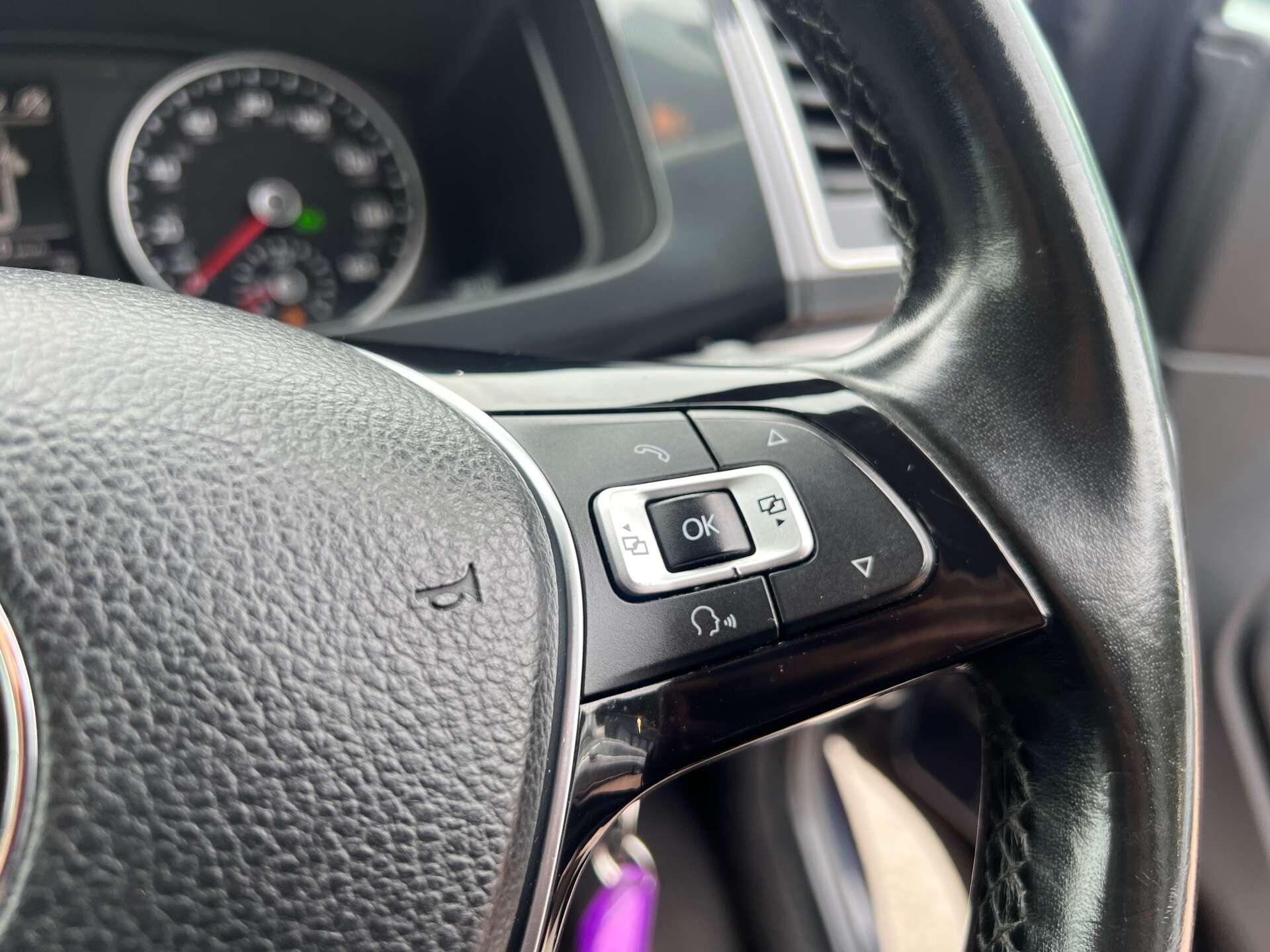 Volkswagen Caravelle view 20