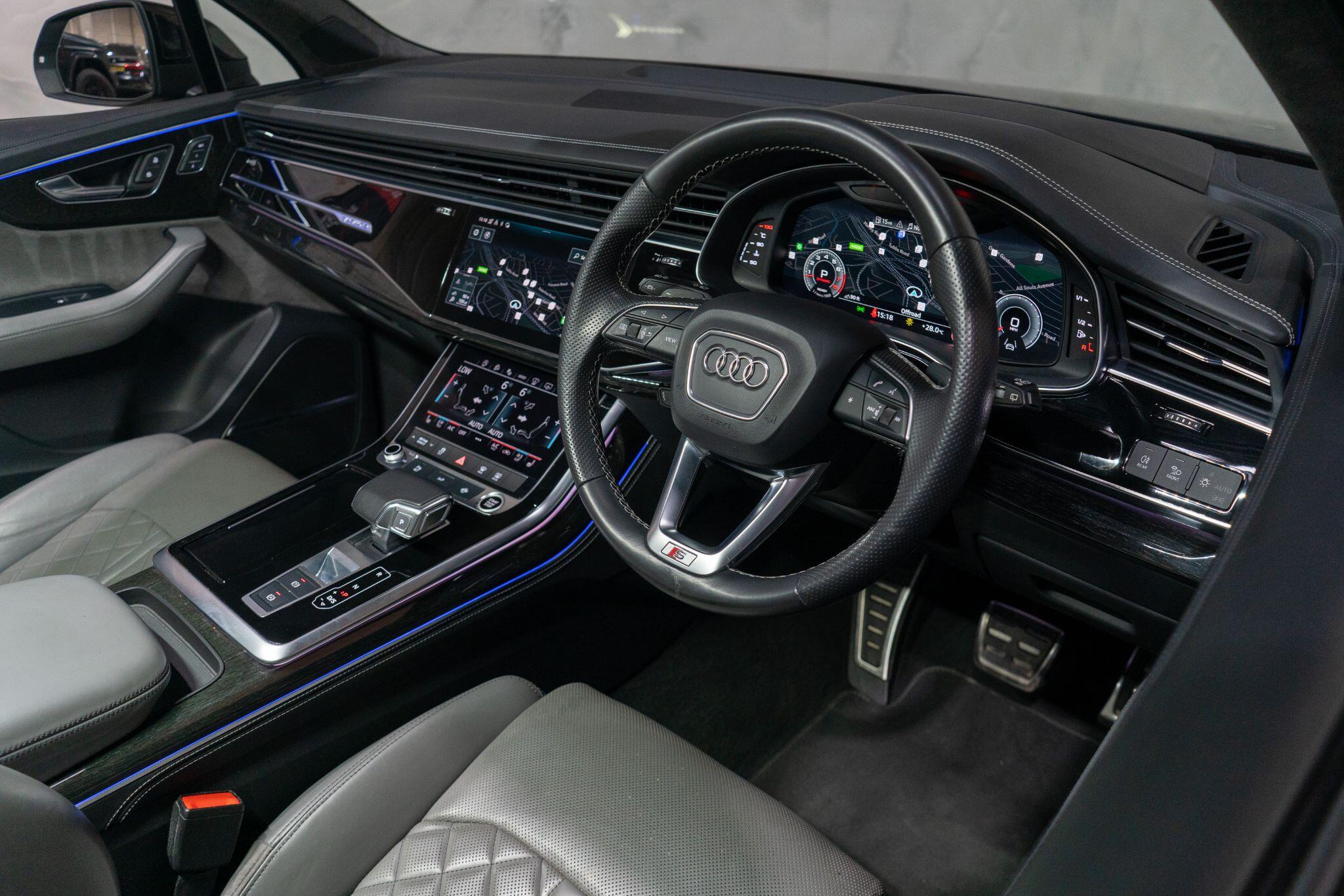 Audi Q7 view 15