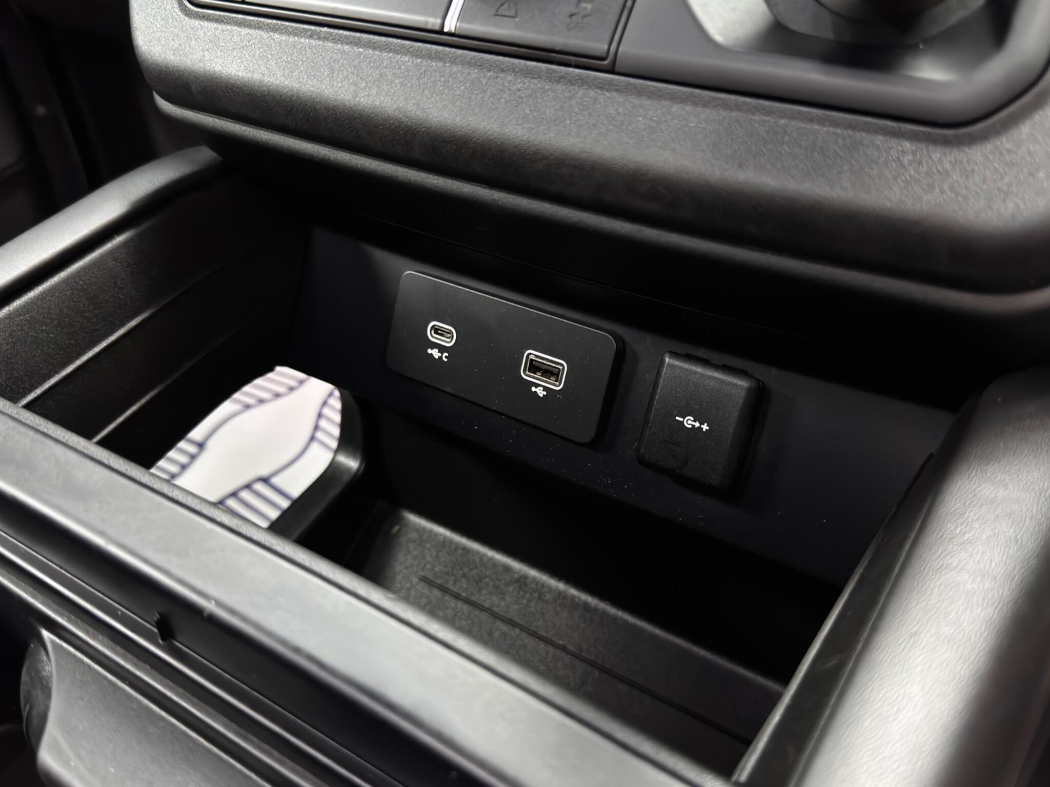 Land Rover Defender view 37