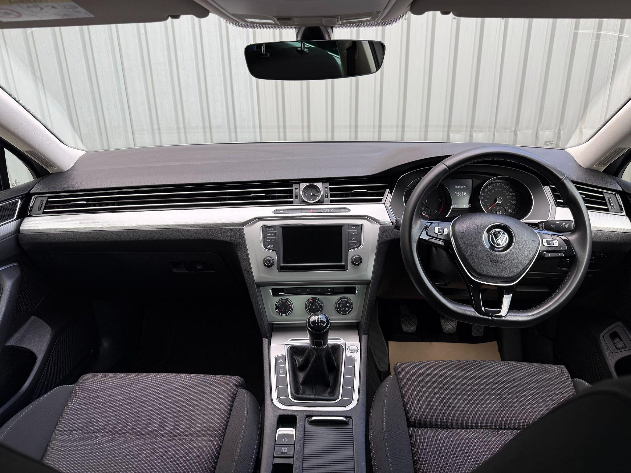 Volkswagen Passat view 22