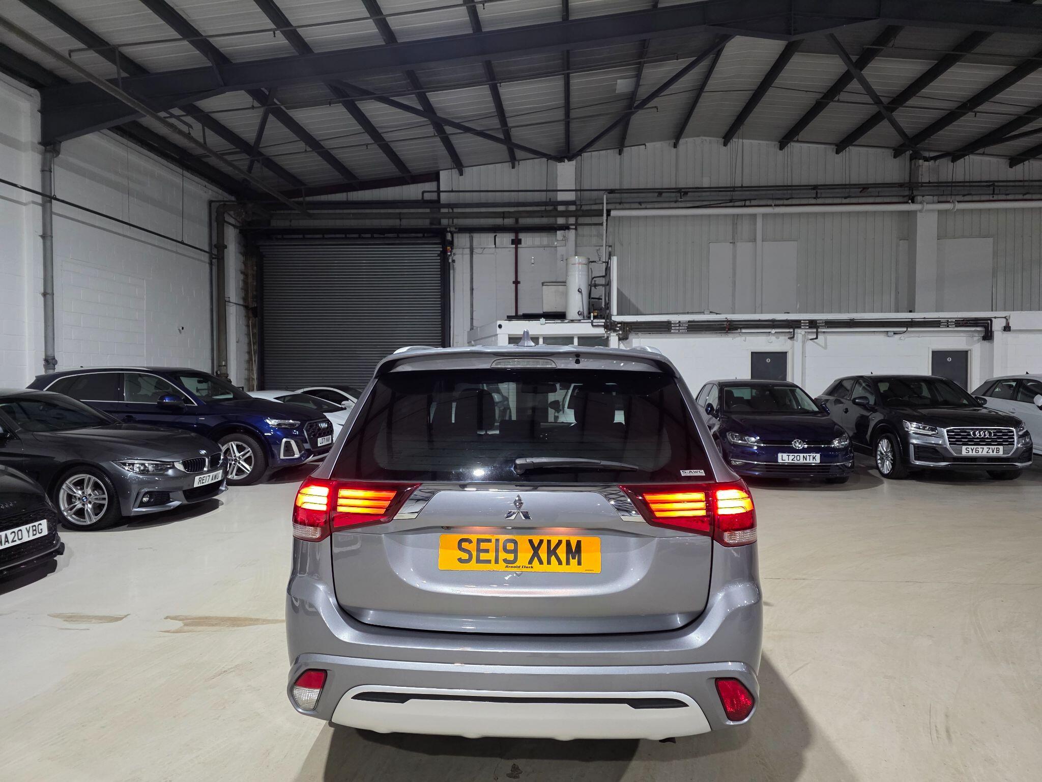 Mitsubishi Outlander view 4
