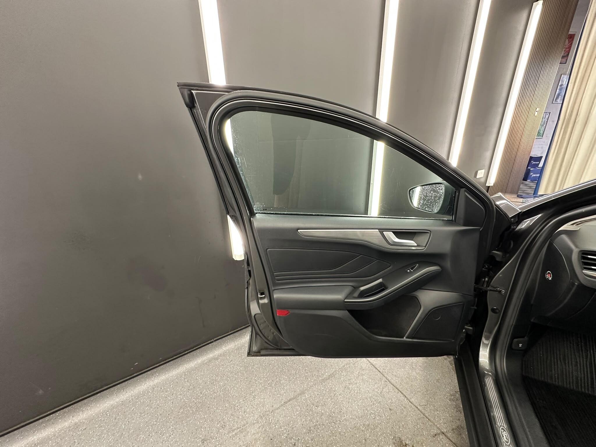Ford Focus view 15