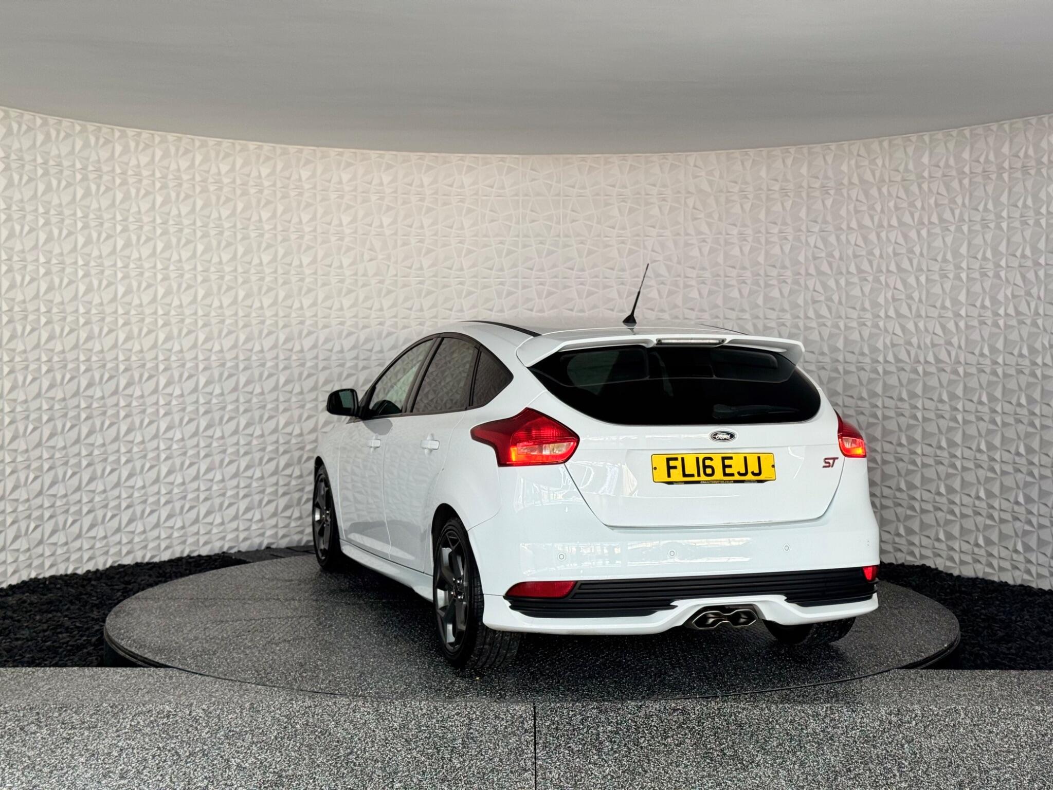 Ford Focus view 17