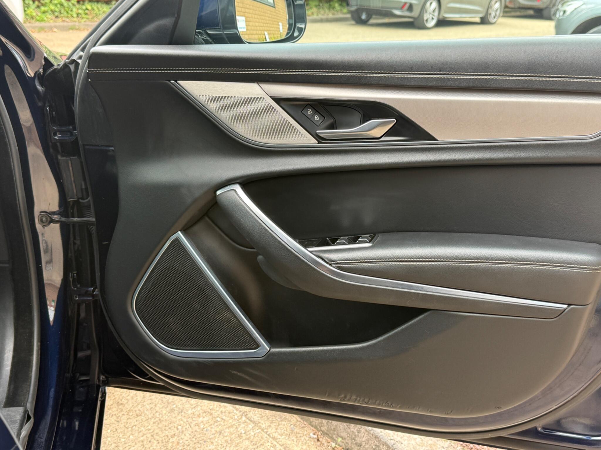 Jaguar XF view 18