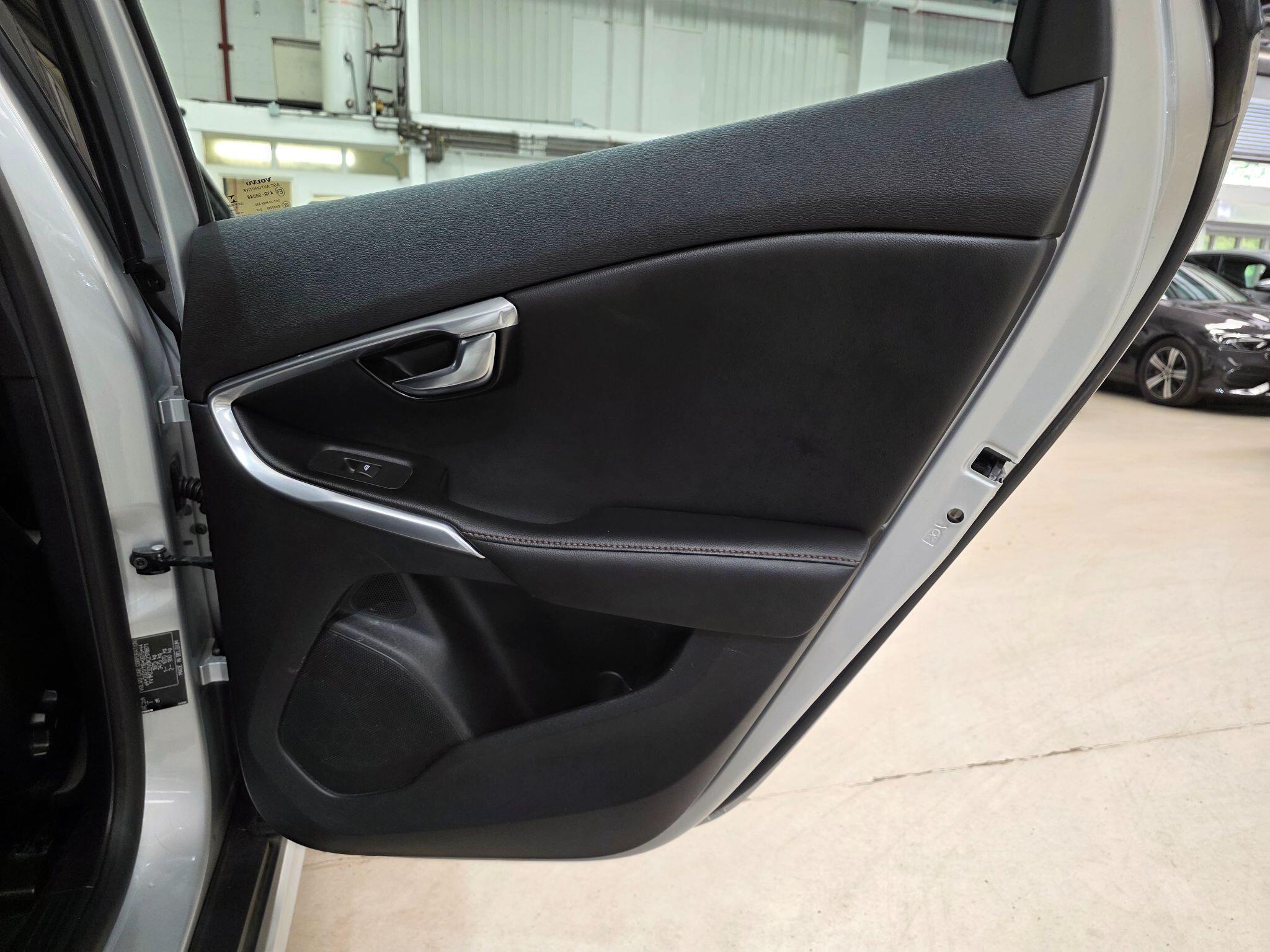 Volvo V40 Cross Country view 19