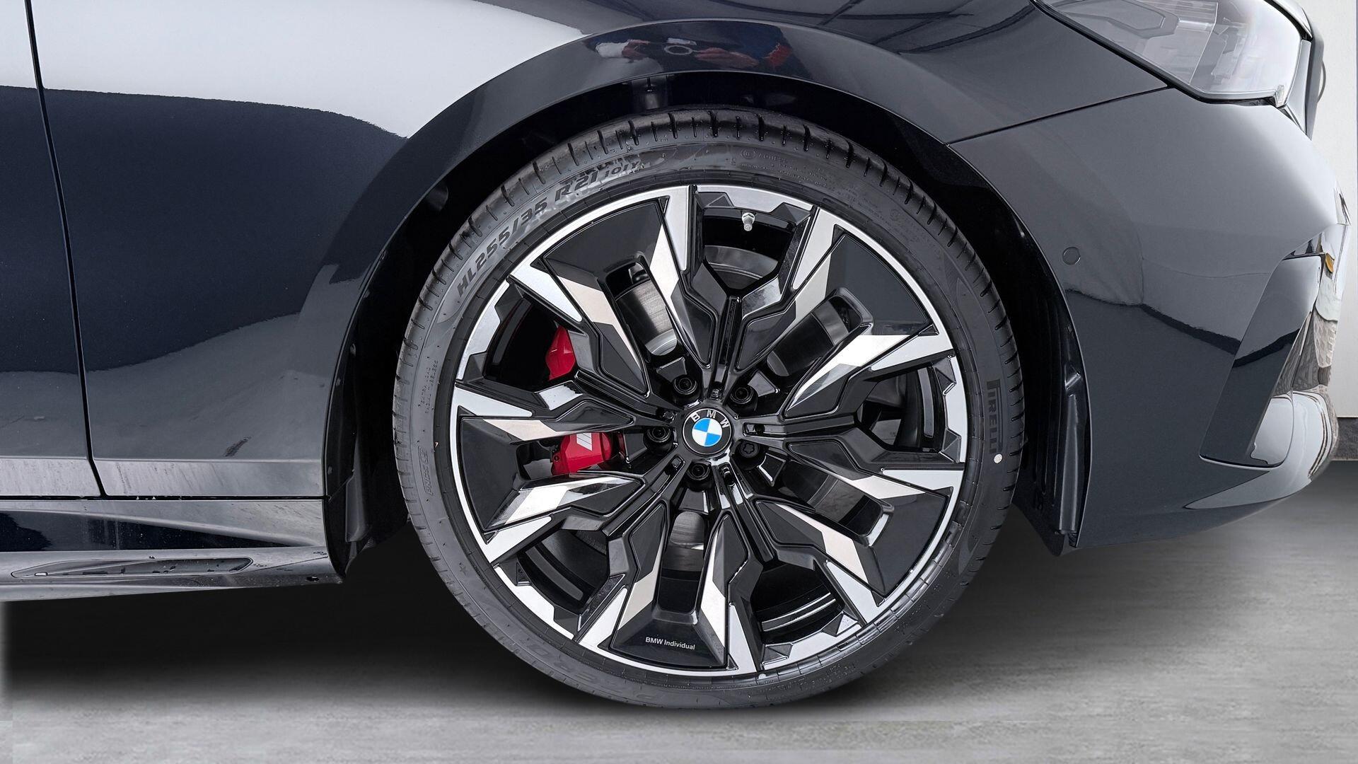 BMW 5 Series view 14