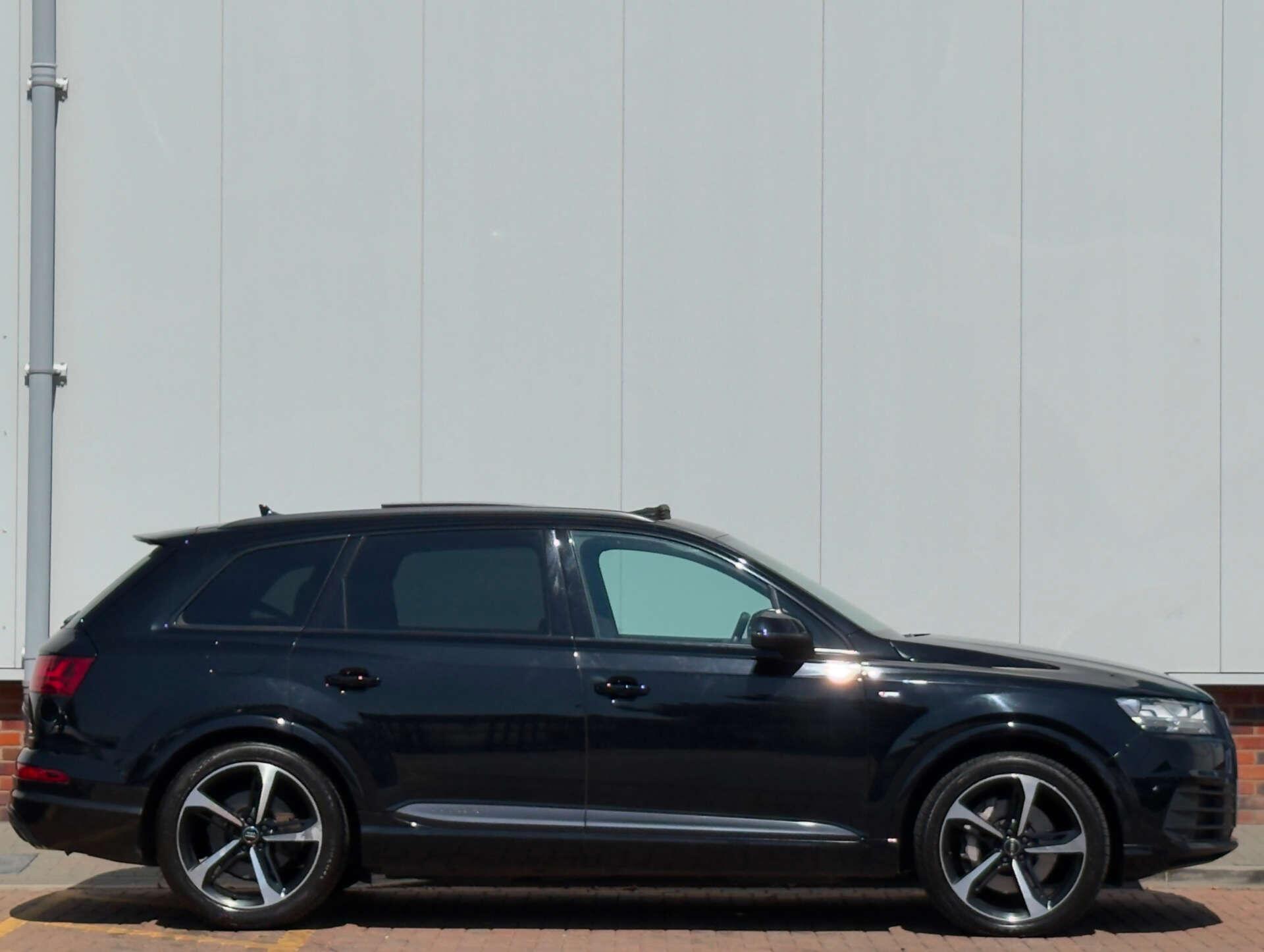 Audi Q7 view 10