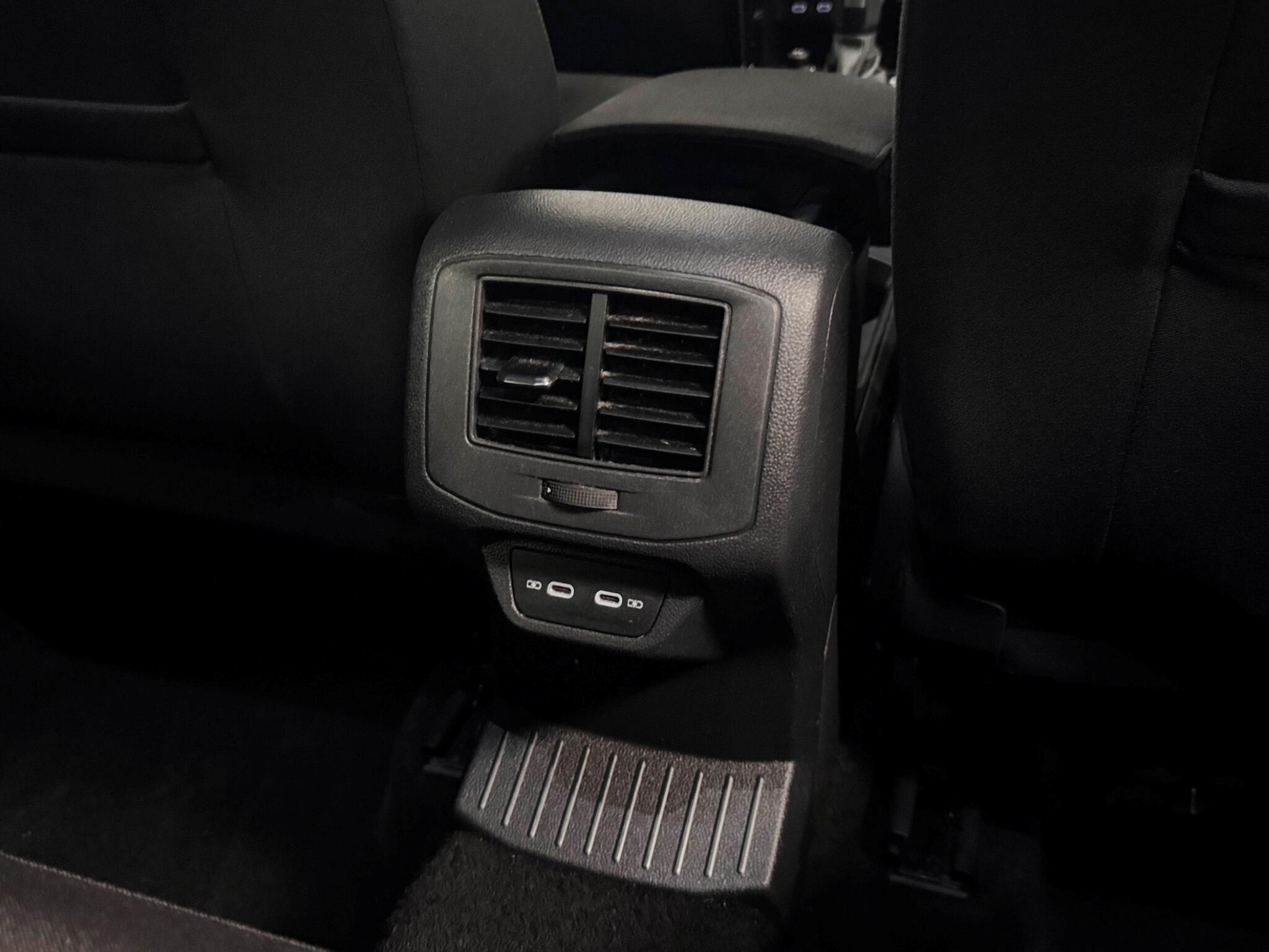 Volkswagen T-Roc view 14