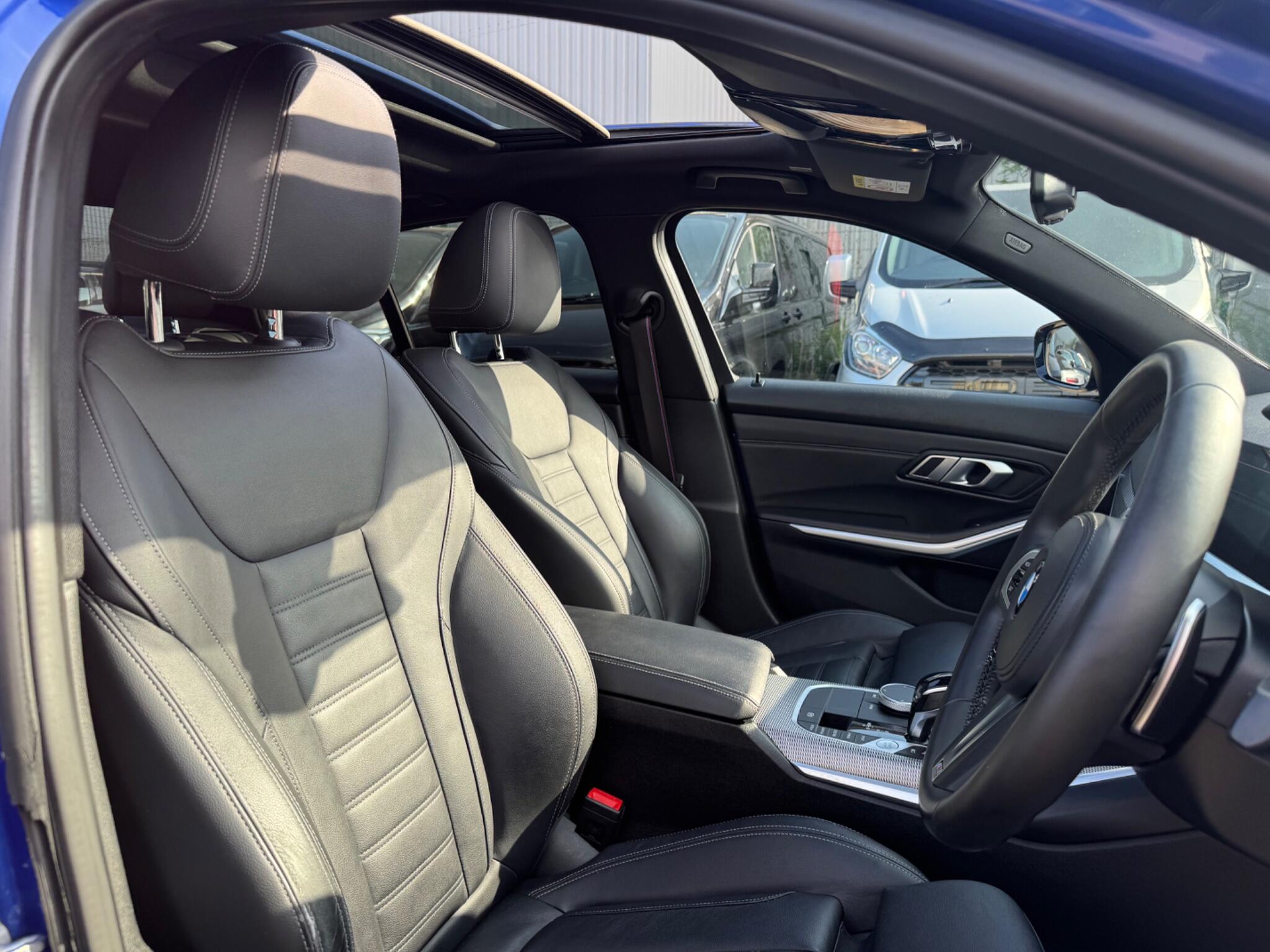 BMW 3 Series view 22