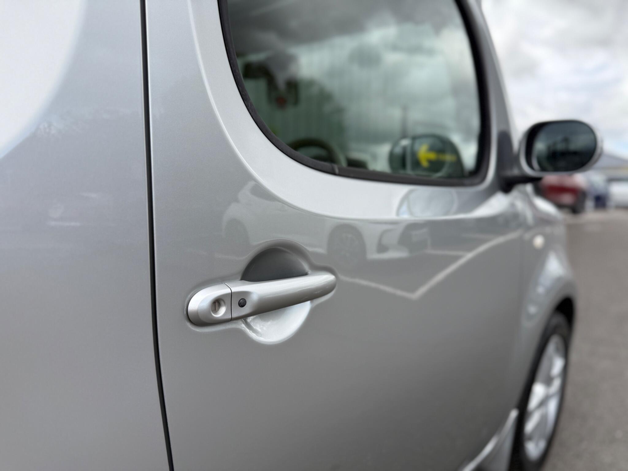 Nissan Cube view 36