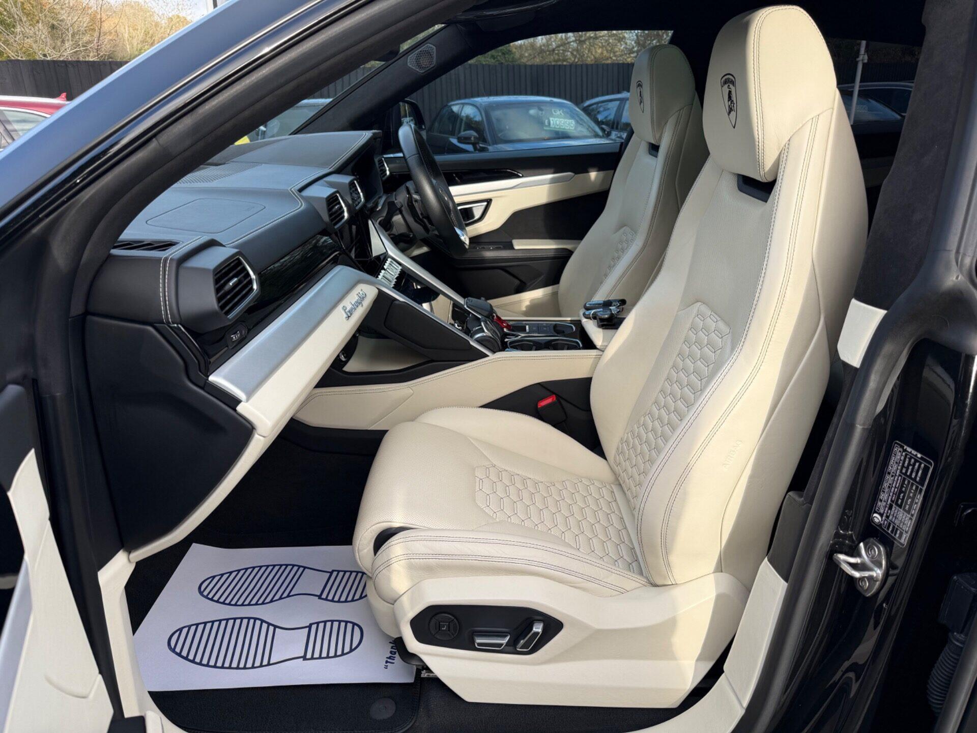 Lamborghini Urus view 3
