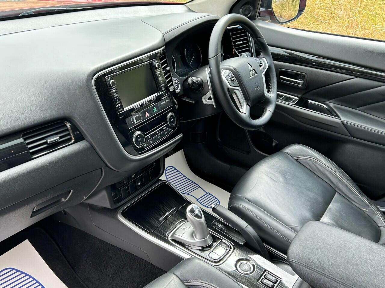 Mitsubishi Outlander view 24