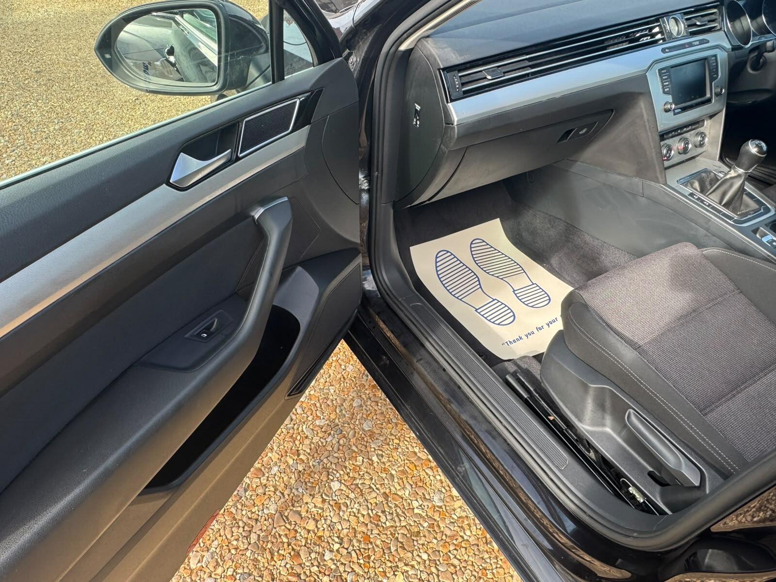 Volkswagen Passat view 19