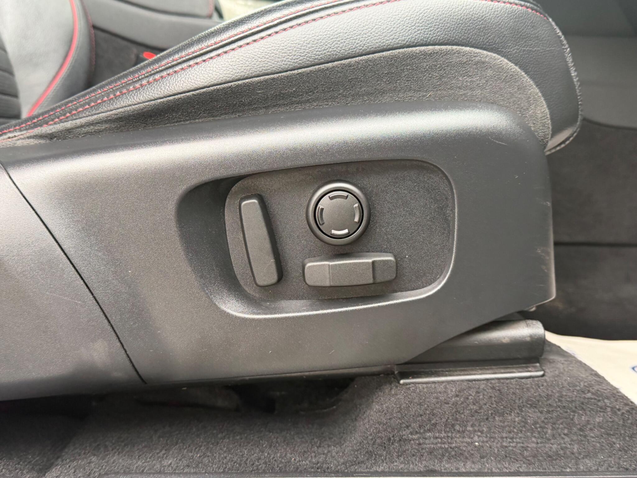 Land Rover Discovery Sport view 31