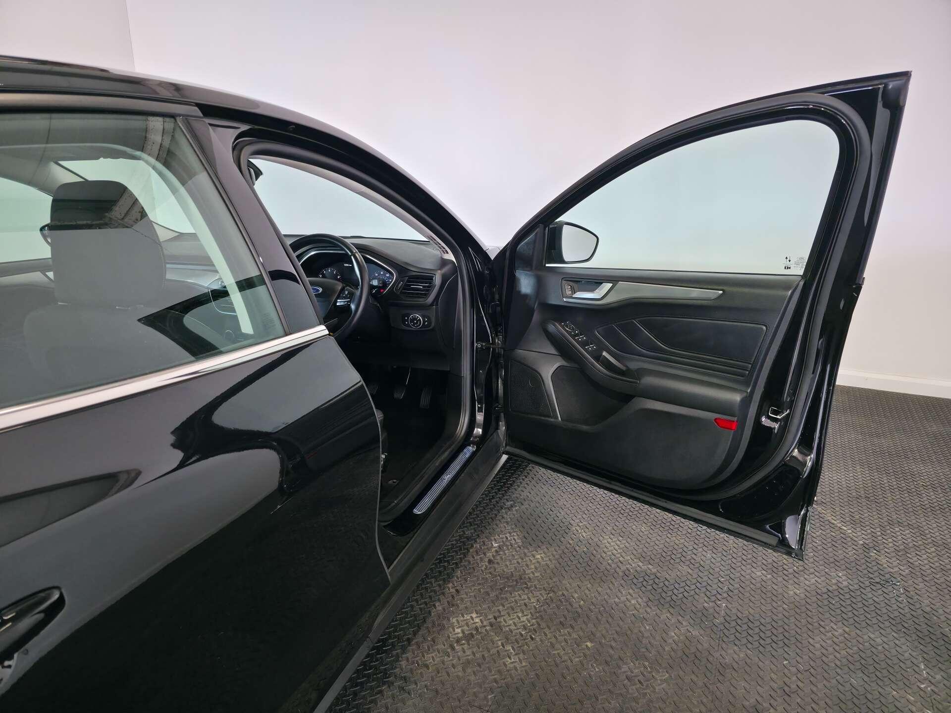 Ford Focus view 18